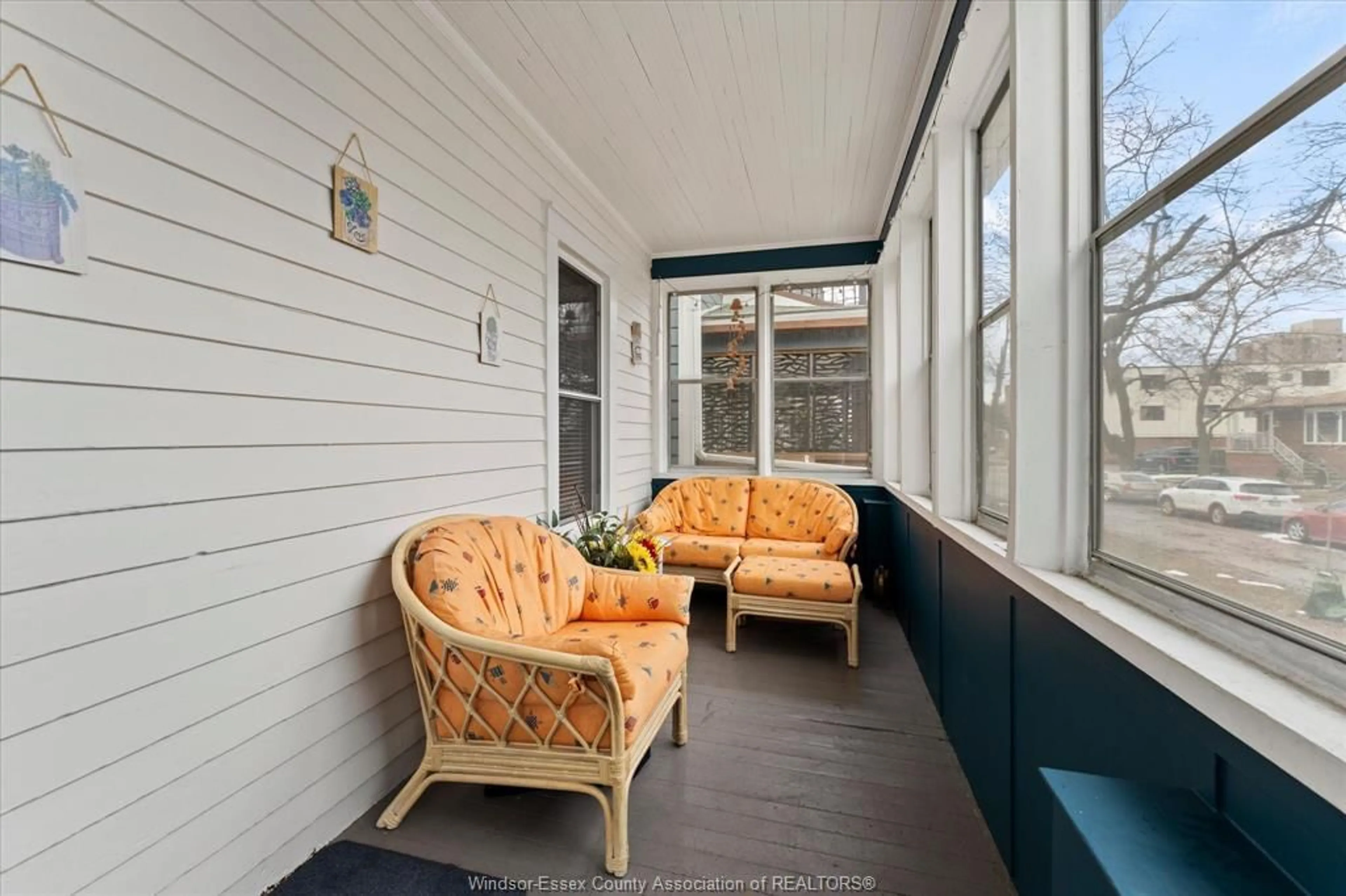 Patio, street for 827 Ellrose Ave, Windsor Ontario N8Y 3W6