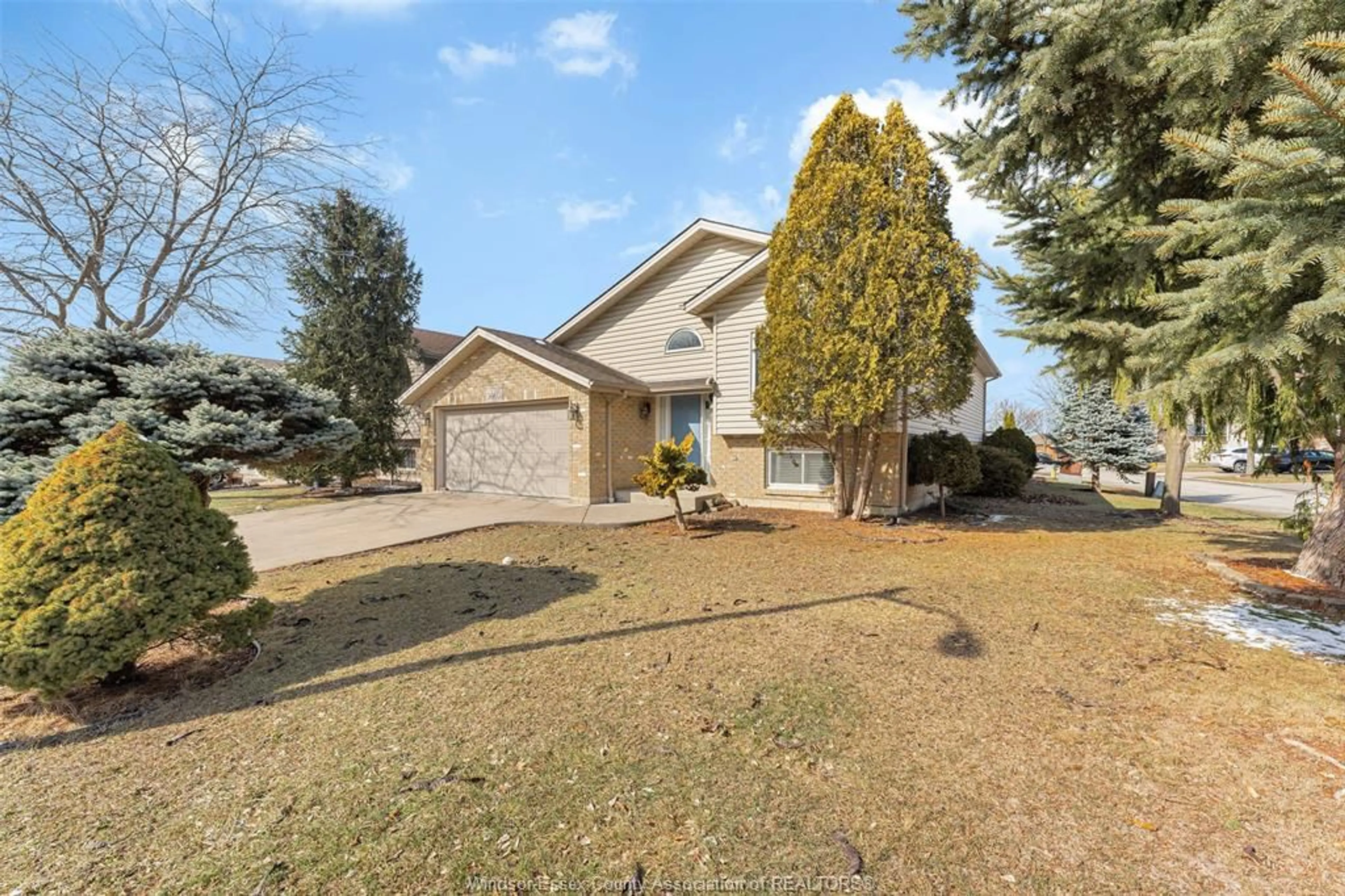 A pic from outside/outdoor area/front of a property/back of a property/a pic from drone, street for 3660 SHINGLECREEK Crt, Windsor Ontario N8W 5T7