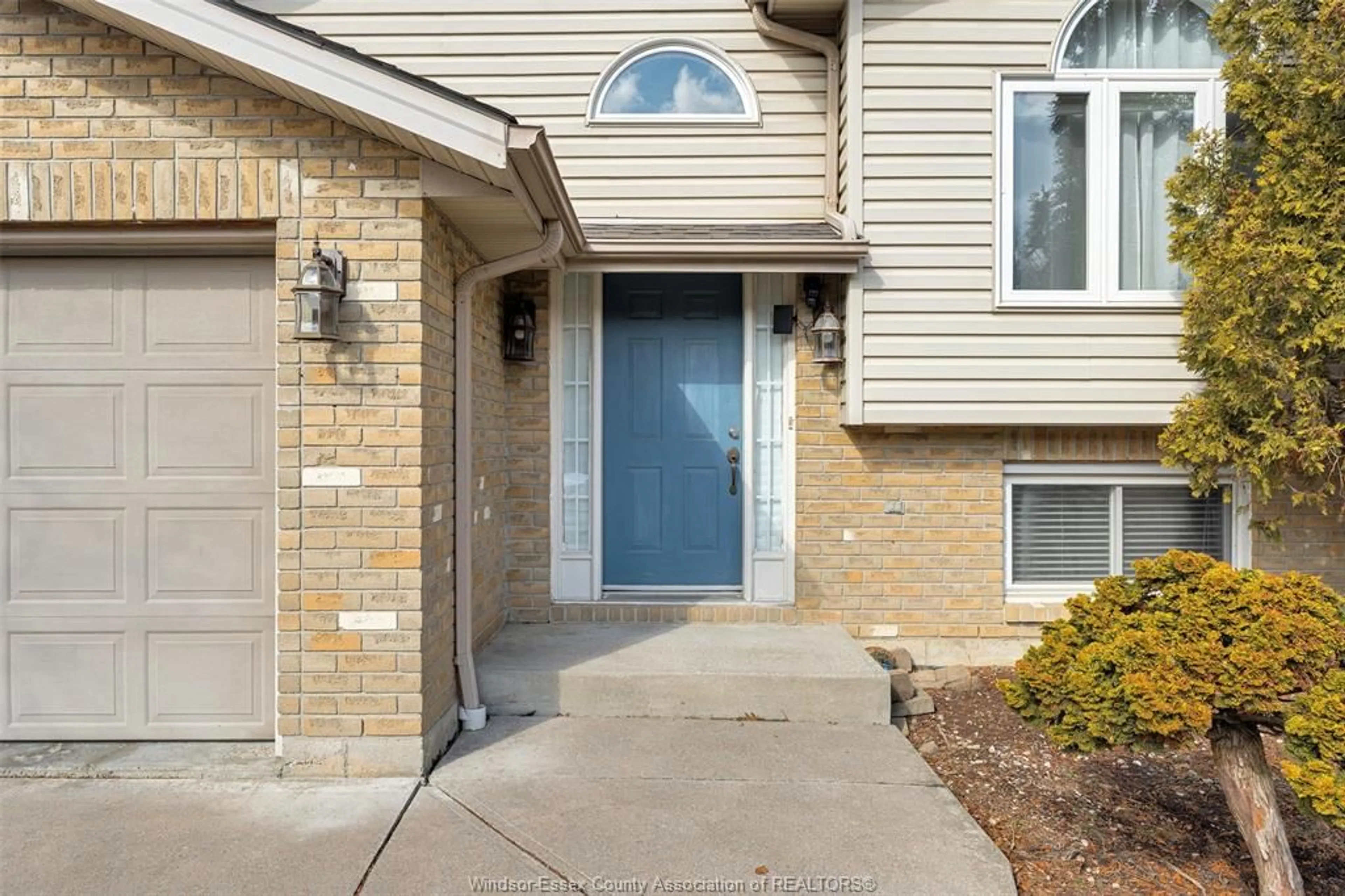 Indoor entryway for 3660 SHINGLECREEK Crt, Windsor Ontario N8W 5T7