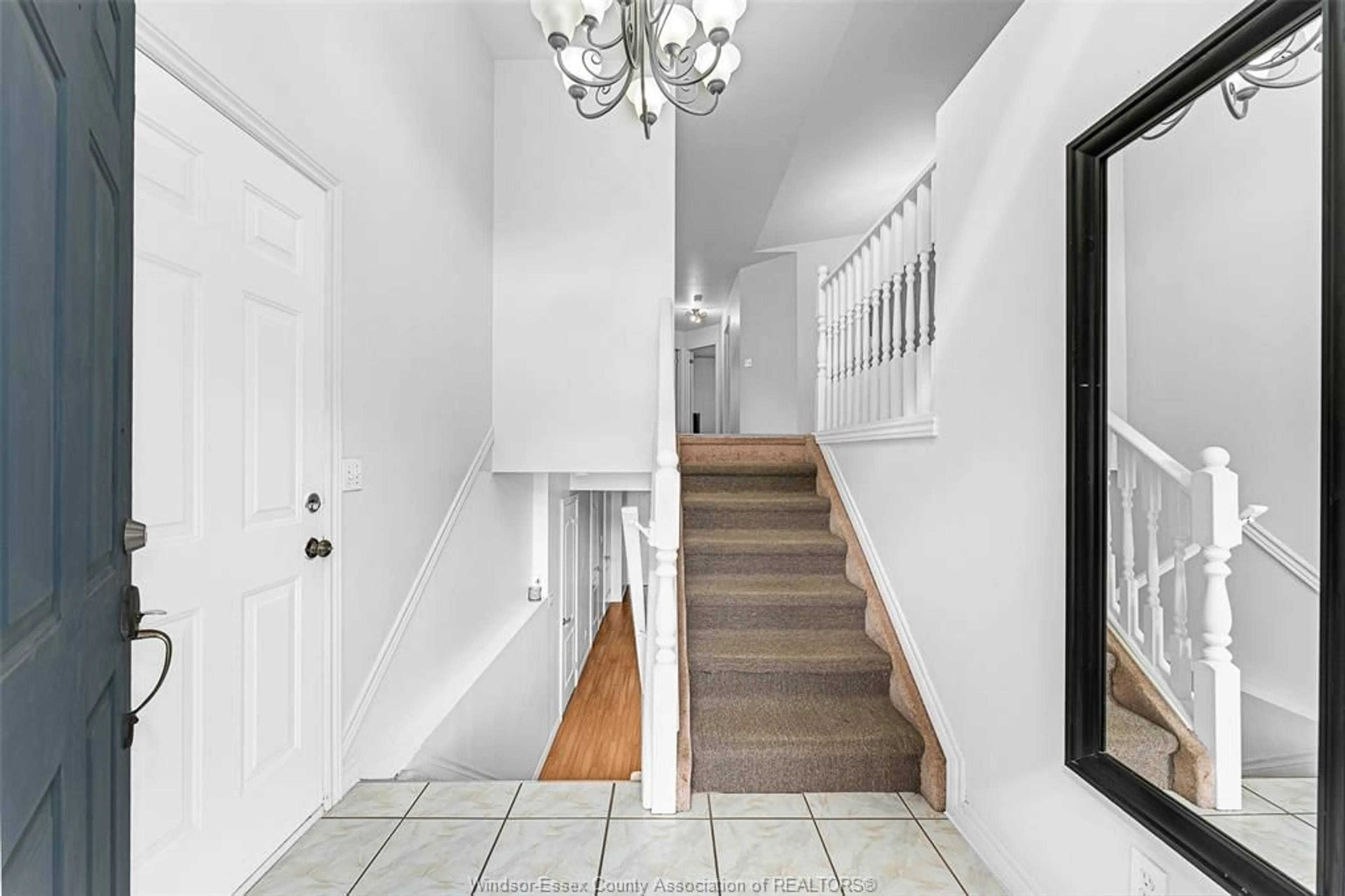 Indoor foyer for 3660 SHINGLECREEK Crt, Windsor Ontario N8W 5T7