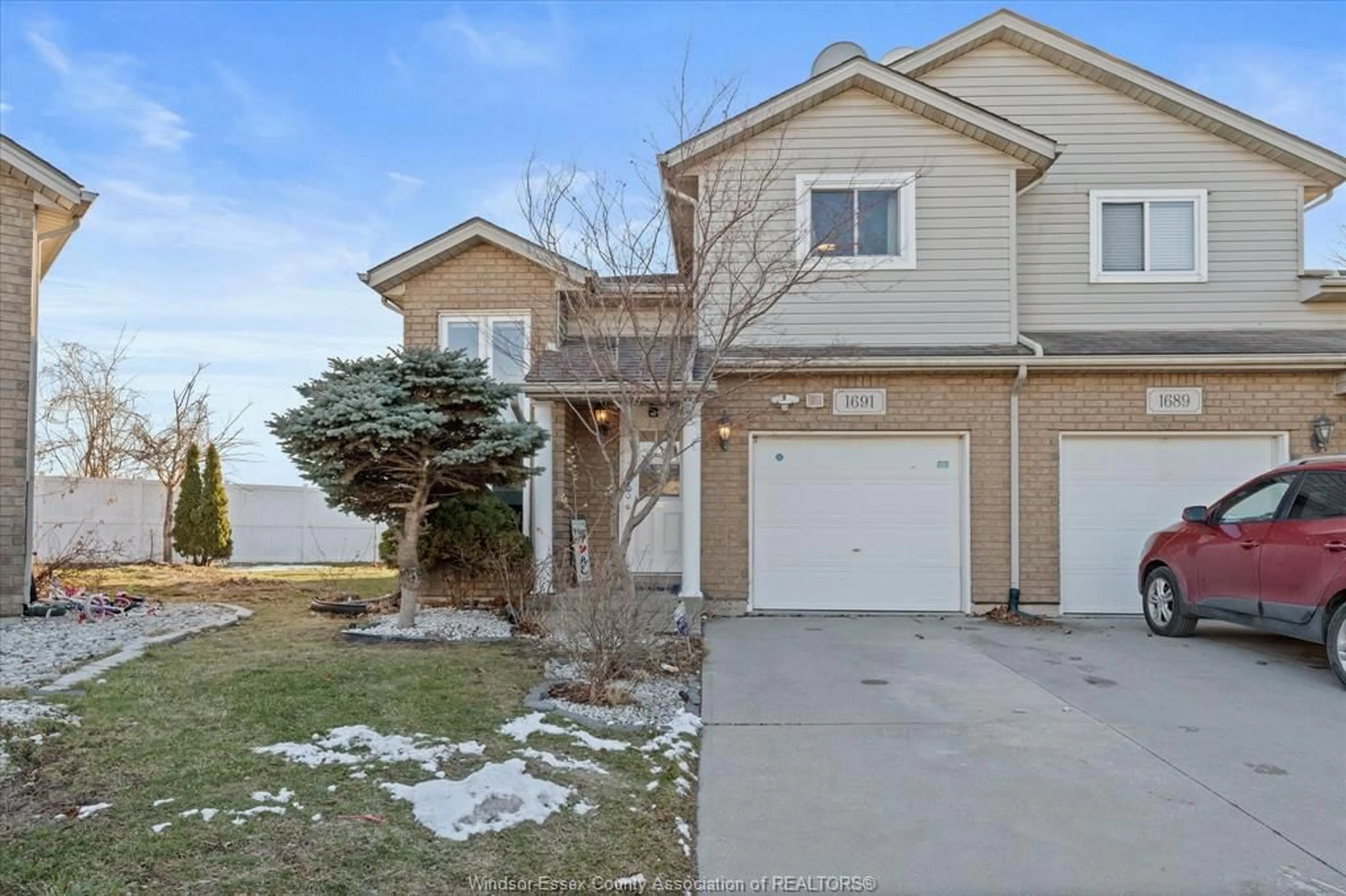 A pic from outside/outdoor area/front of a property/back of a property/a pic from drone, street for 1691 FIELDCREST, Tecumseh Ontario N8N 4Z8