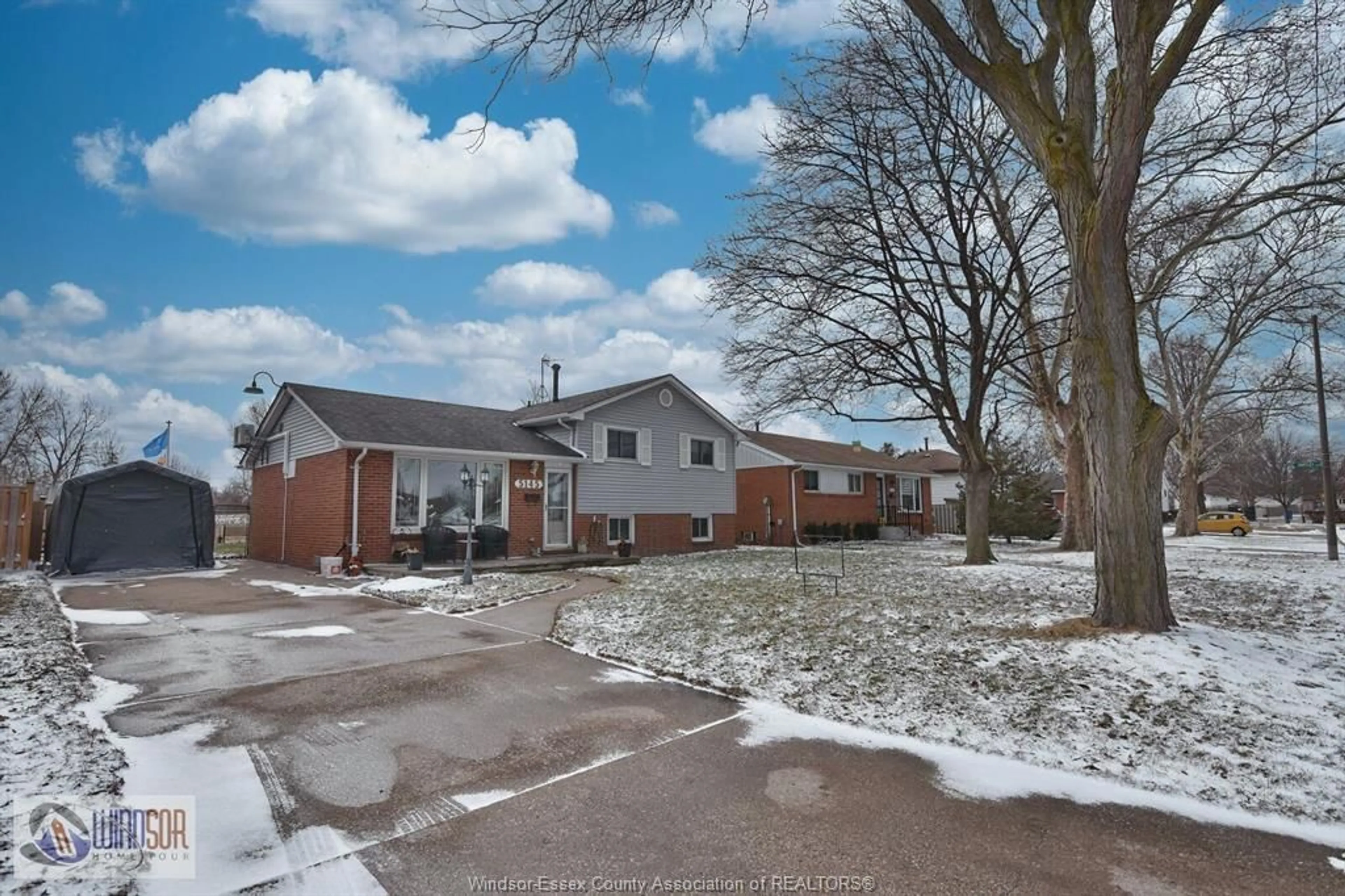 A pic from outside/outdoor area/front of a property/back of a property/a pic from drone, street for 5145 COLBOURNE Dr, Windsor Ontario N8T 1T6