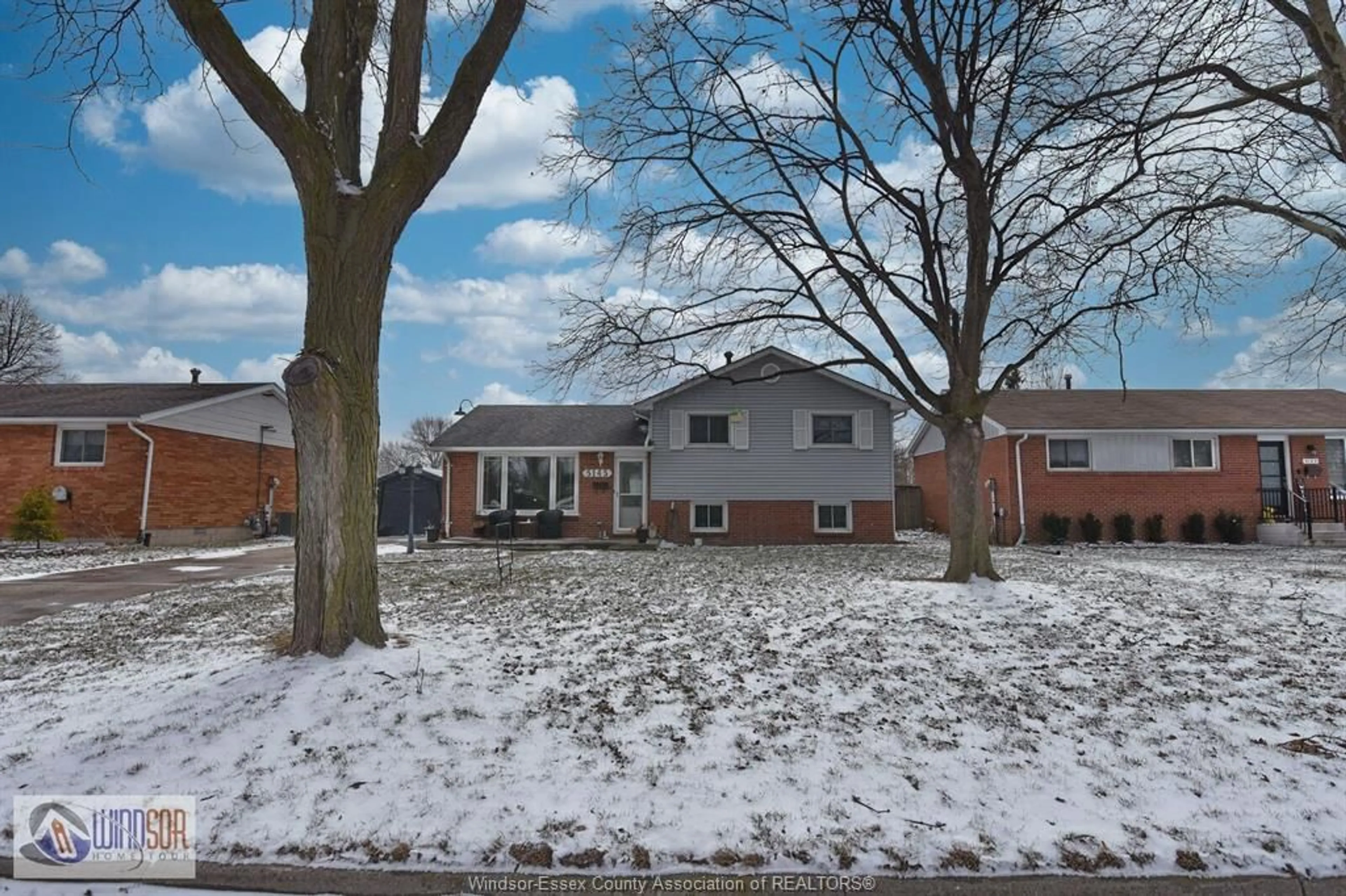 A pic from outside/outdoor area/front of a property/back of a property/a pic from drone, street for 5145 COLBOURNE Dr, Windsor Ontario N8T 1T6