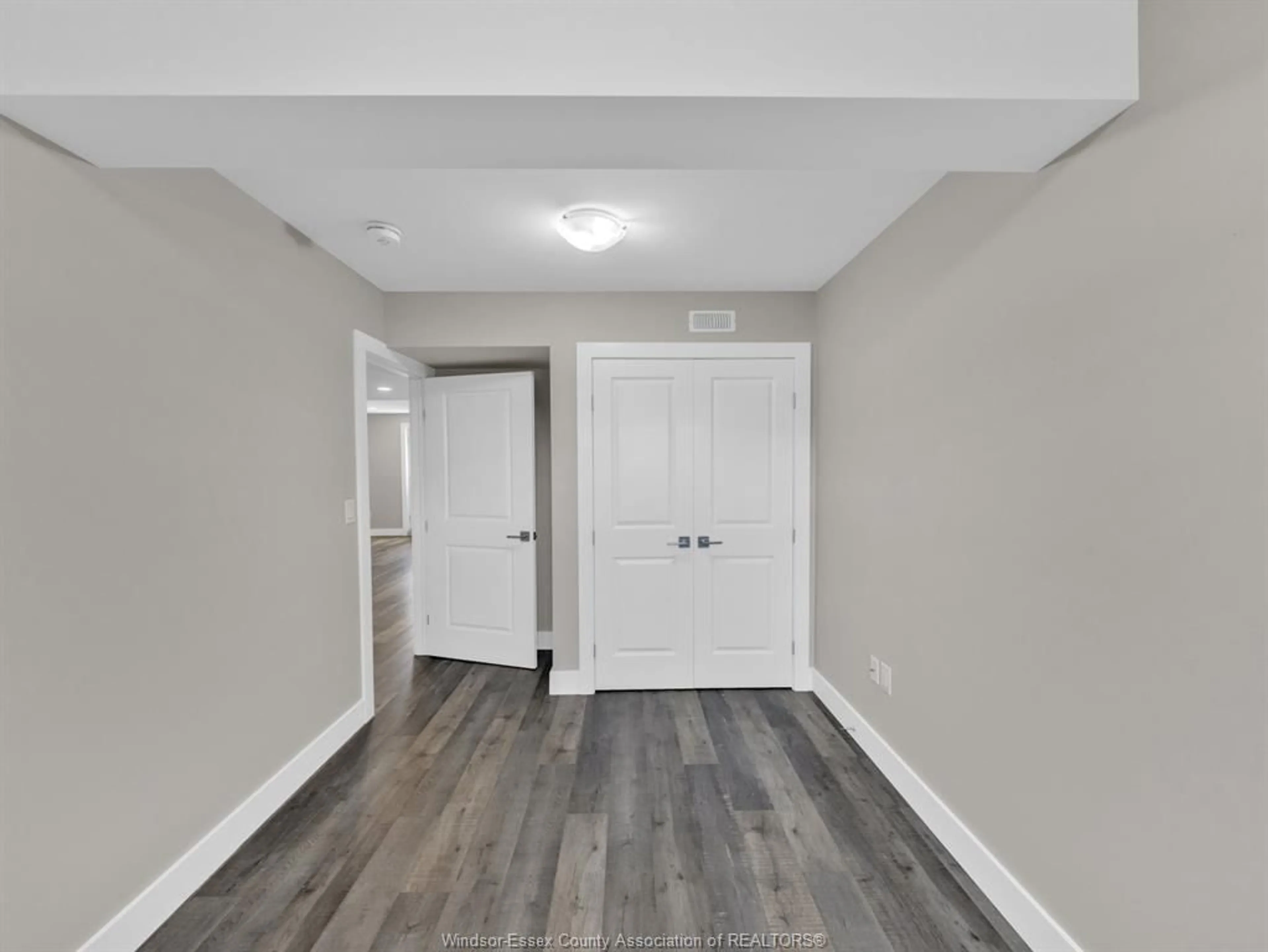 Indoor entryway for 324 SWEETMAN Ave, Essex Ontario N8M 2Z5