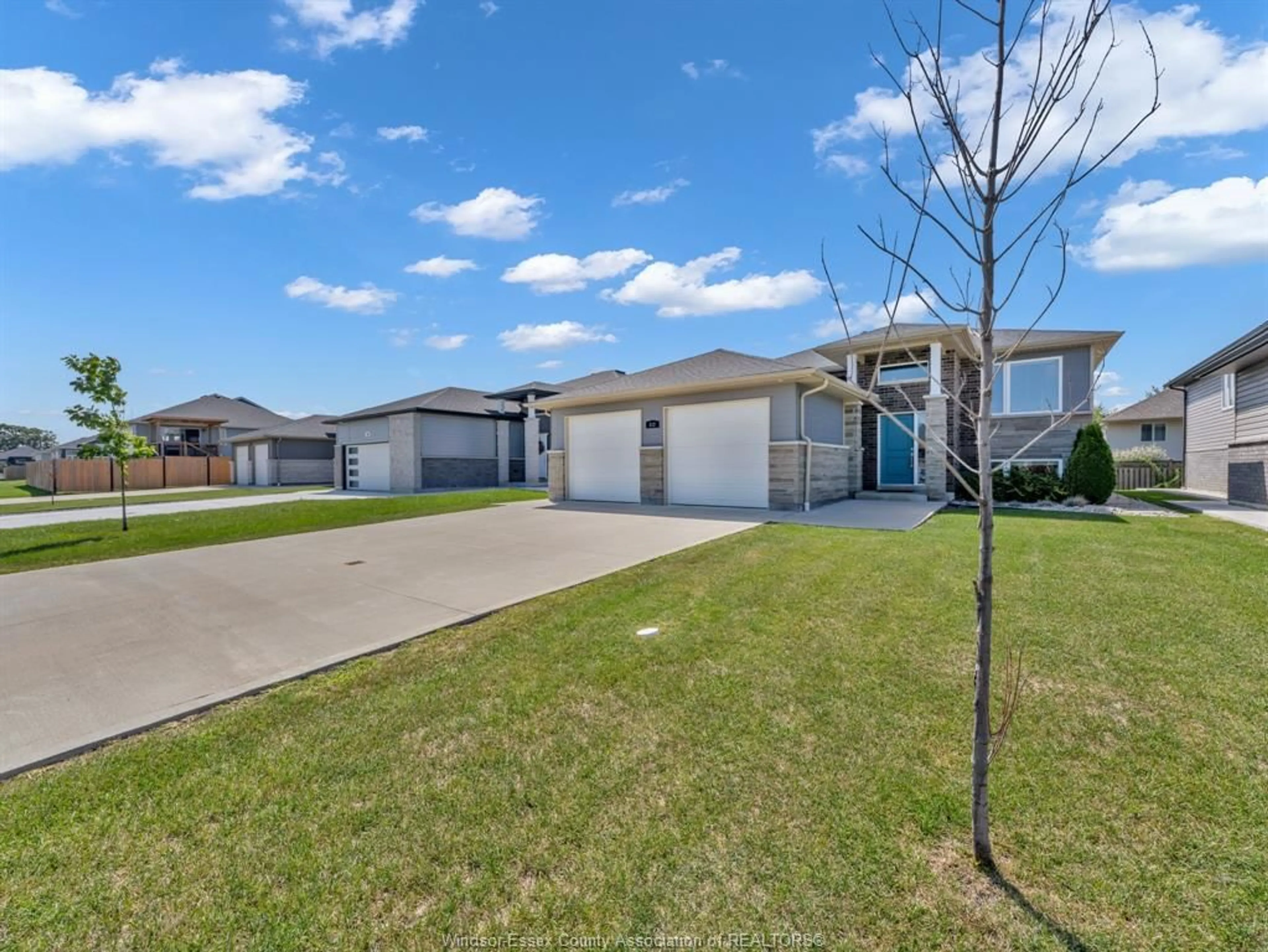 A pic from outside/outdoor area/front of a property/back of a property/a pic from drone, street for 324 SWEETMAN Ave, Essex Ontario N8M 2Z5