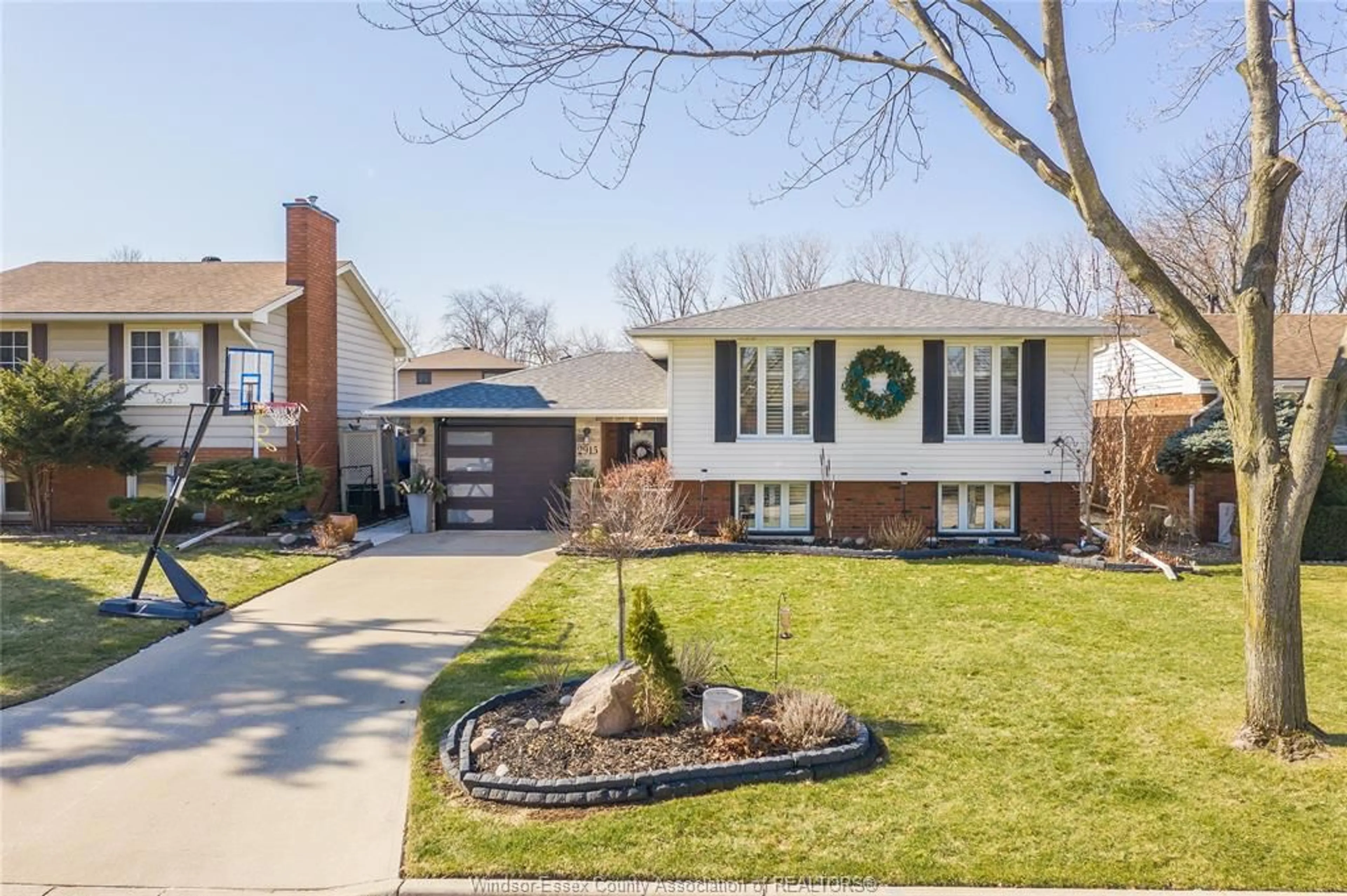 Home with brick exterior material, street for 2915 BUTTERY Crt, Windsor Ontario N9E 3W5