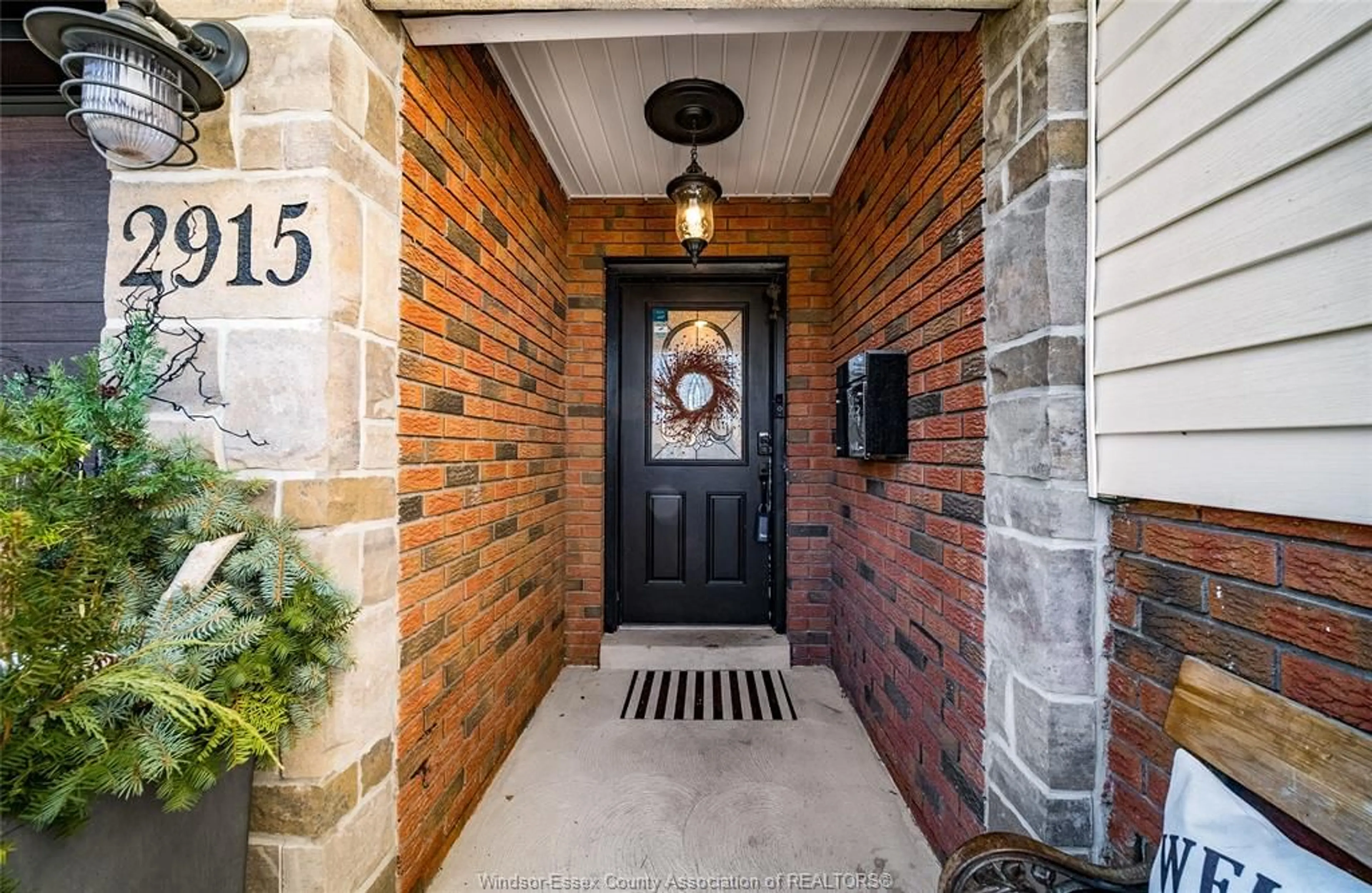 Indoor entryway for 2915 BUTTERY Crt, Windsor Ontario N9E 3W5