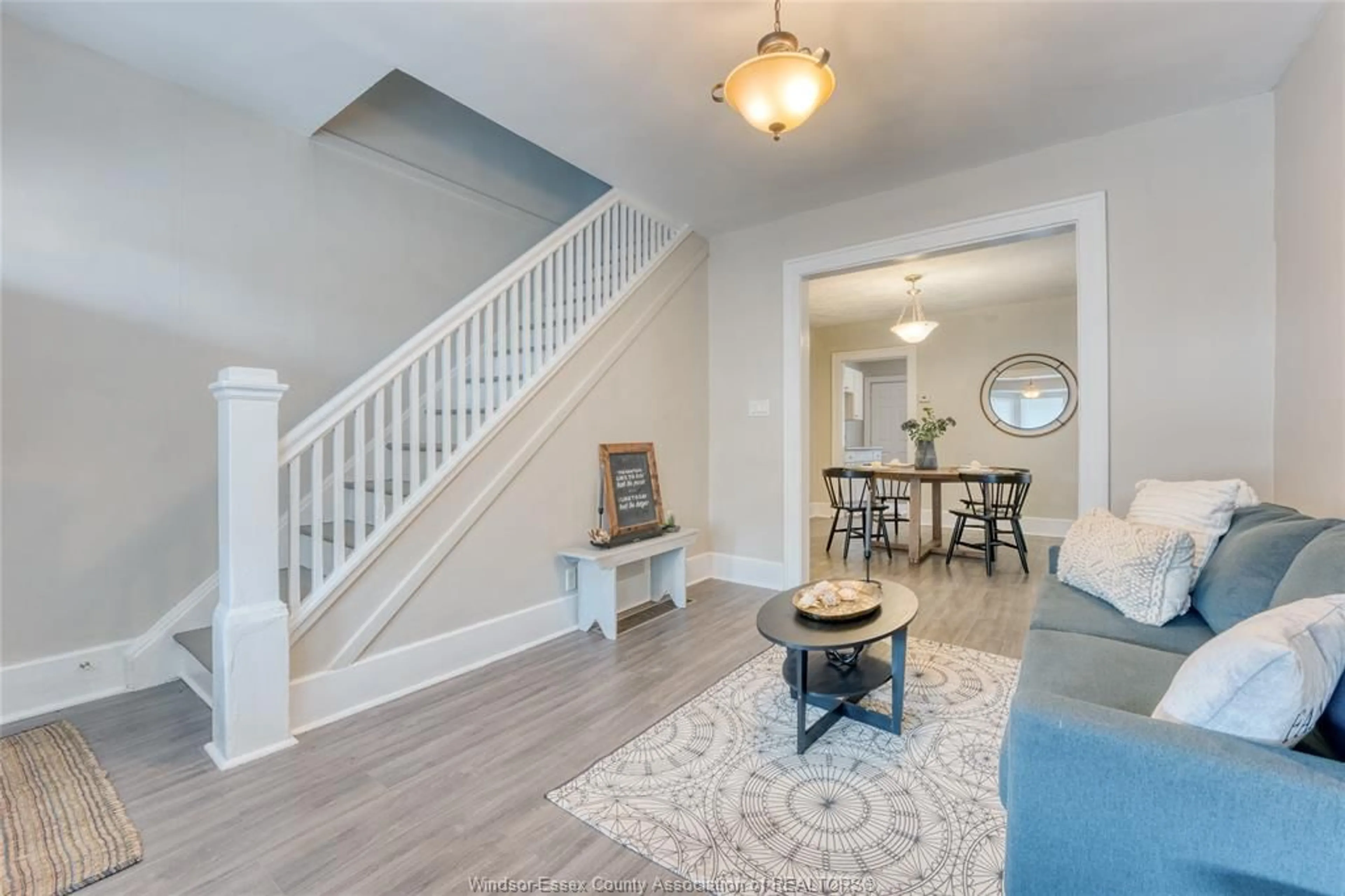 Indoor entryway for 1422 WYANDOTTE St, Windsor Ontario N9B 1H4