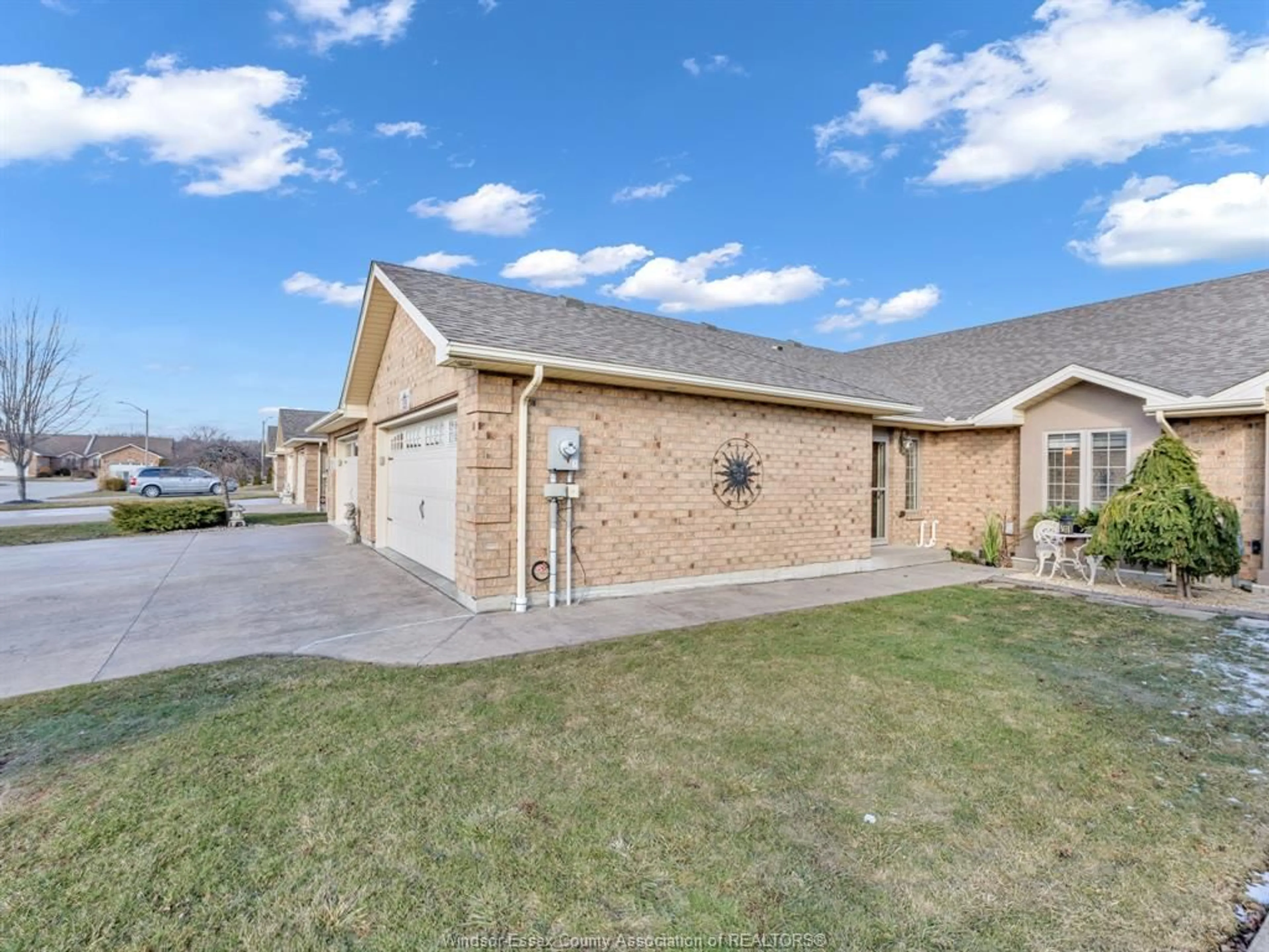 A pic from outside/outdoor area/front of a property/back of a property/a pic from drone, street for 520 GOLFVIEW Dr, Amherstburg Ontario N9V 0A2