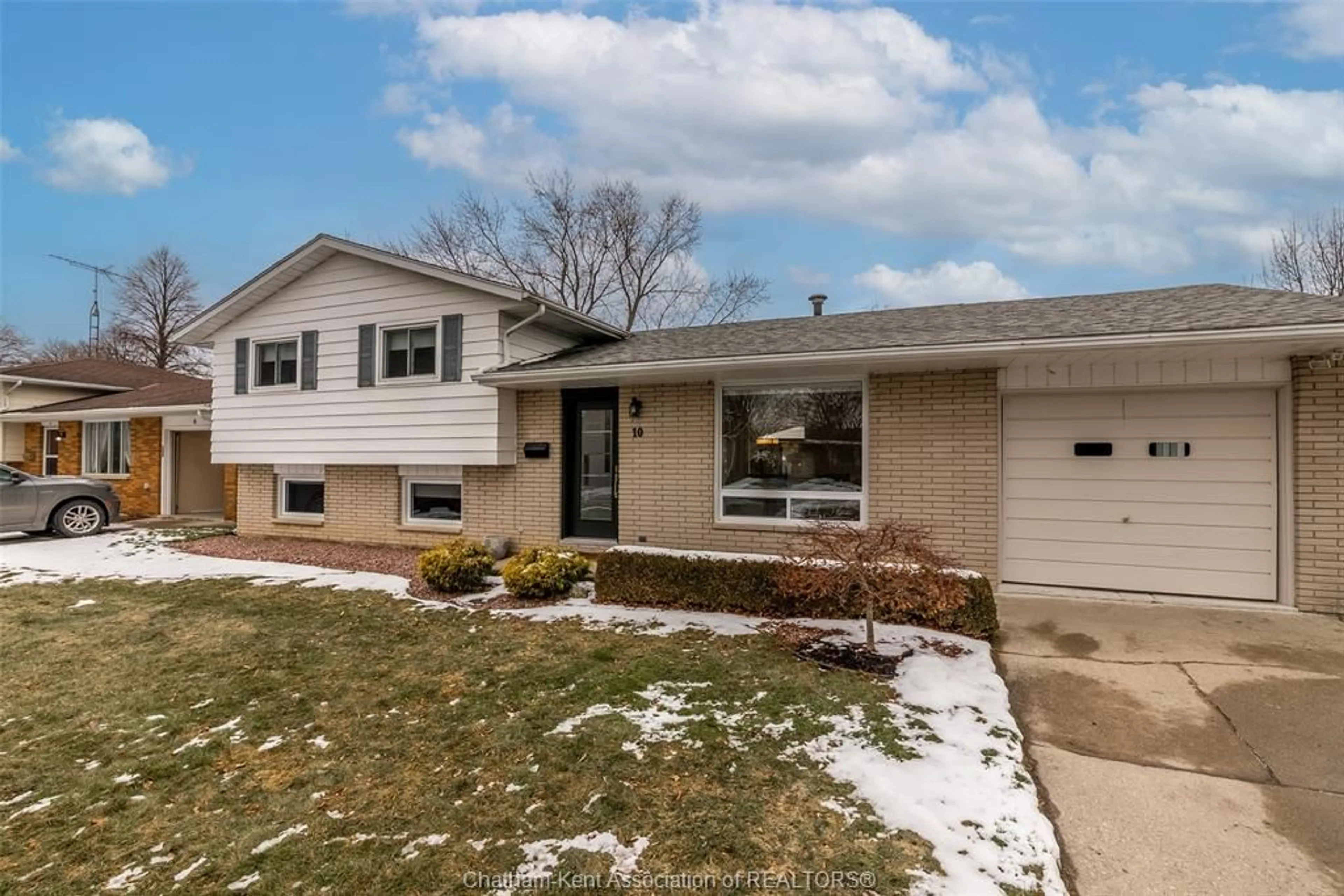 Home with vinyl exterior material, street for 10 Cardinal Cres, Chatham Ontario N7L 3V3