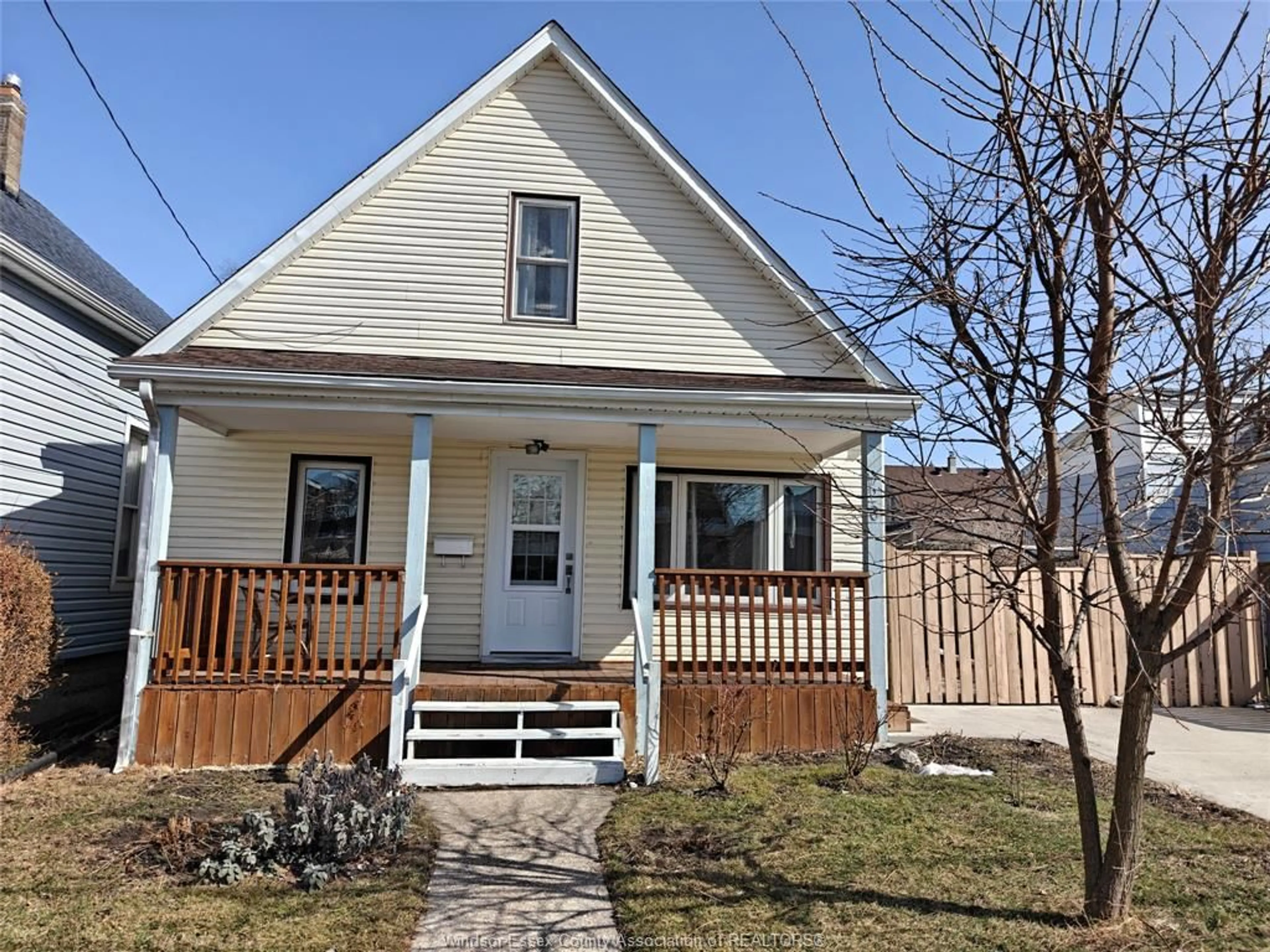 Home with vinyl exterior material, street for 920 LILLIAN, Windsor Ontario N9A 1V5