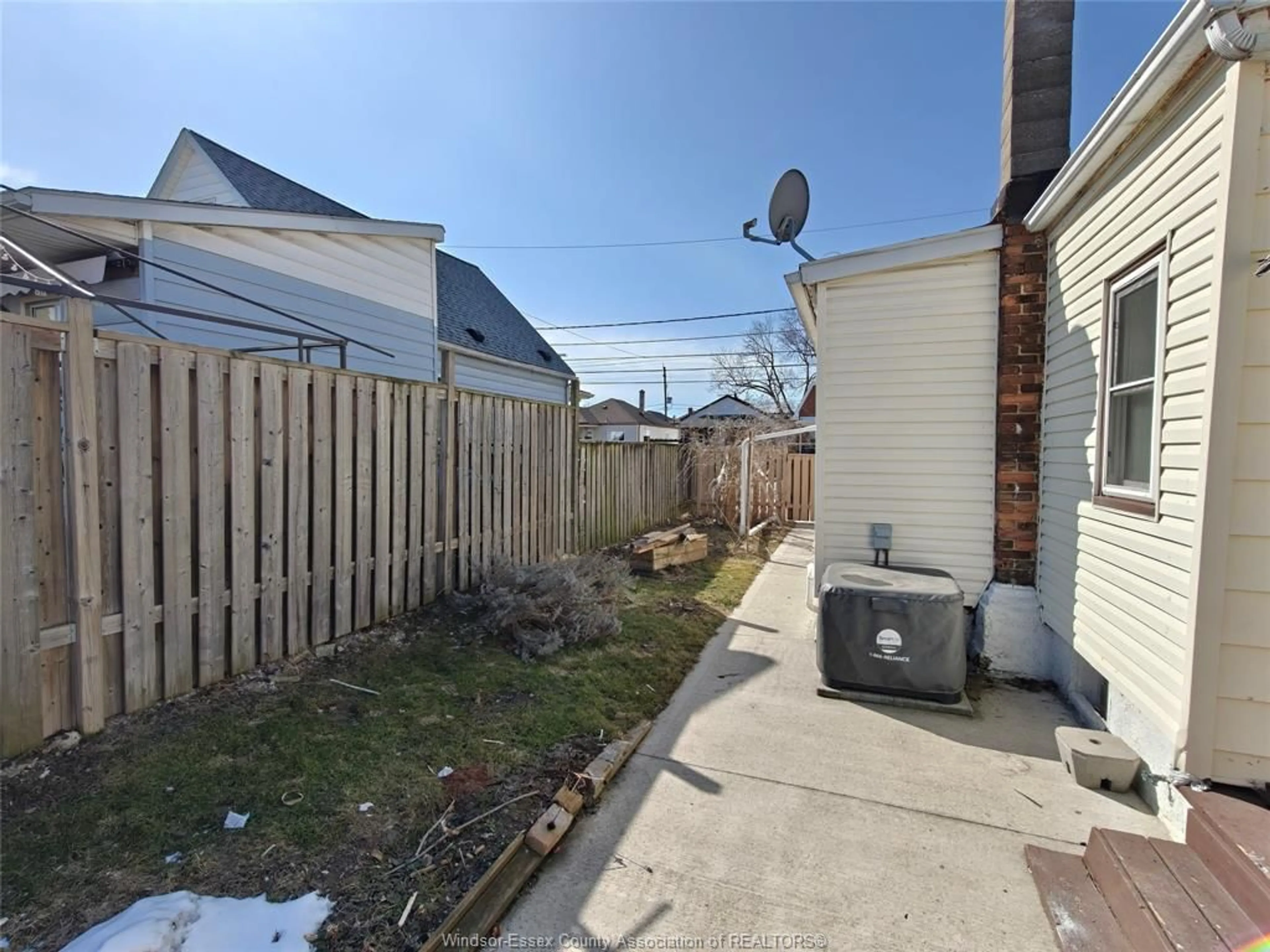 Patio, street for 920 LILLIAN, Windsor Ontario N9A 1V5