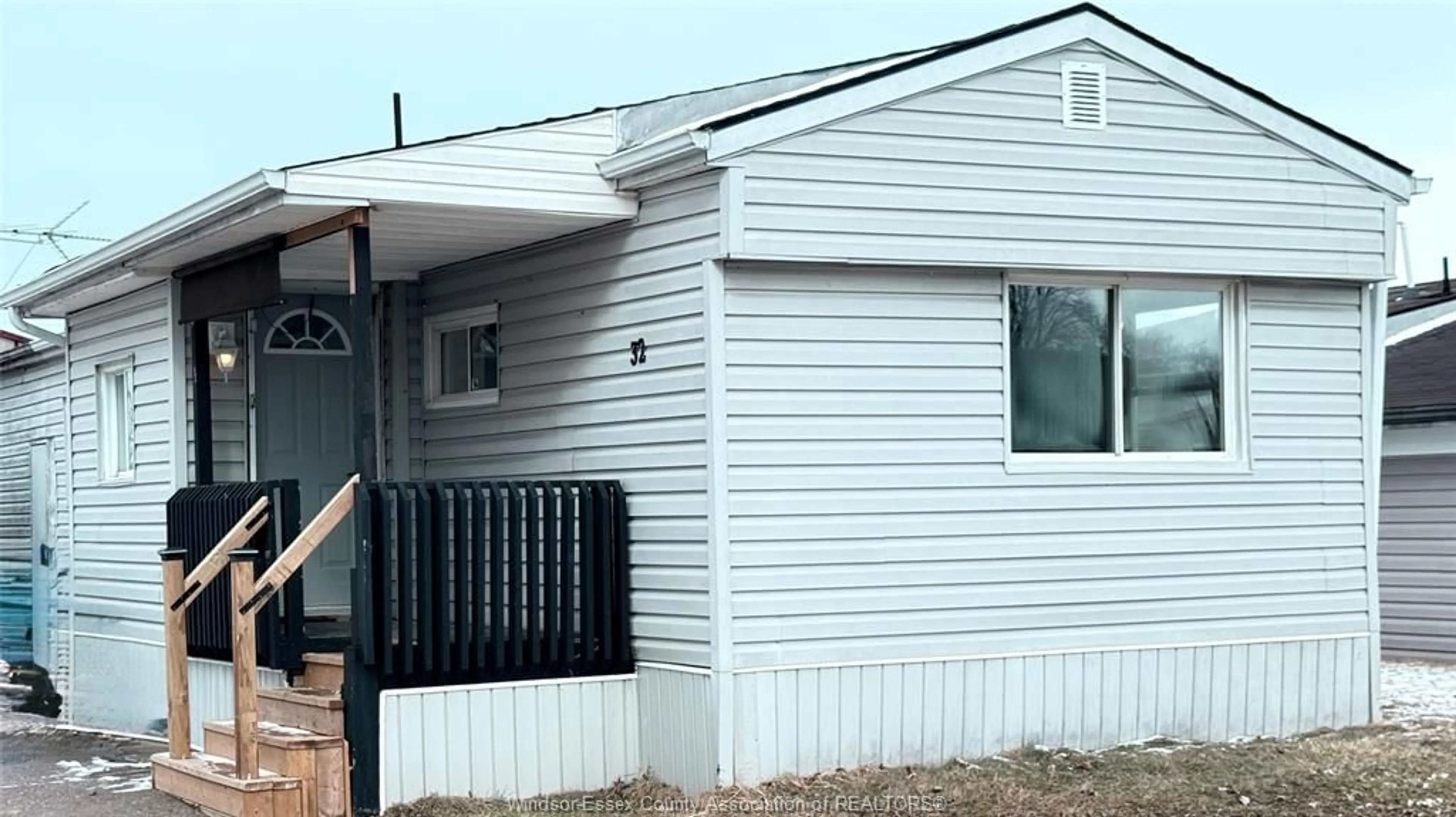 Home with vinyl exterior material, building for 32 WILDER Dr, Lakeshore Ontario N8N 2S2