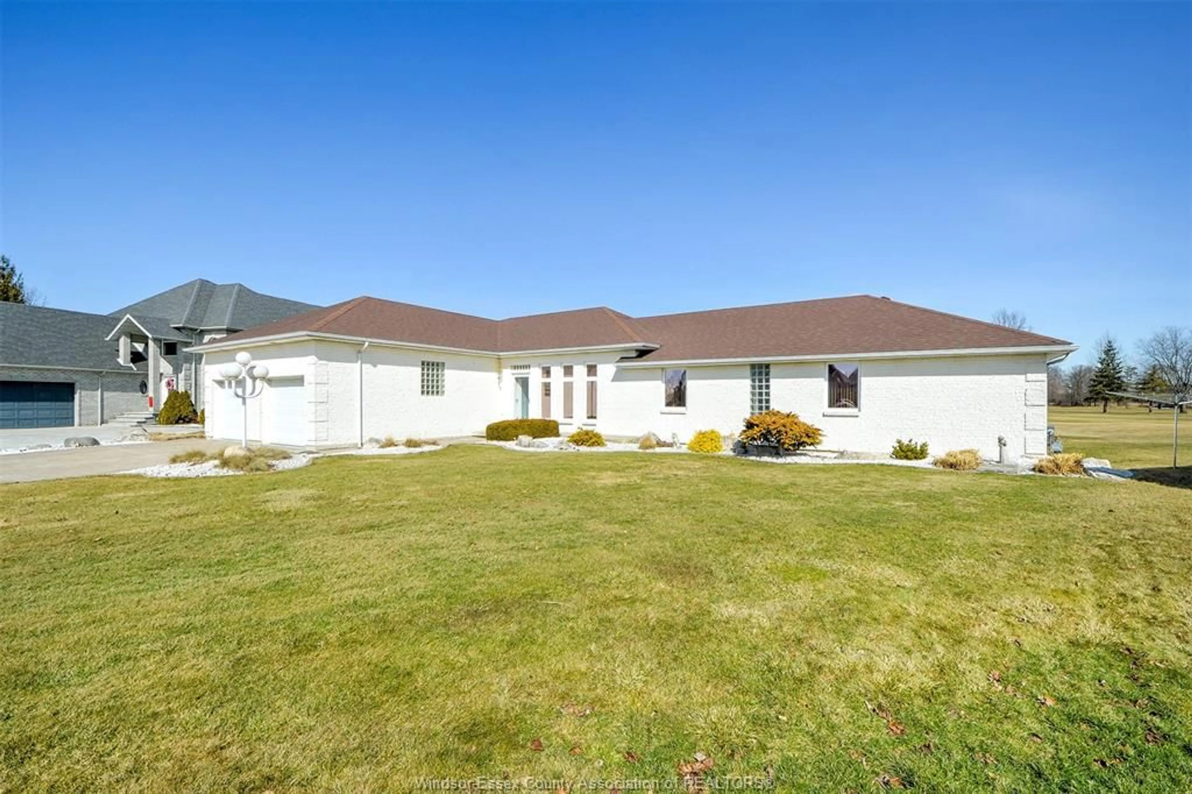 A pic from outside/outdoor area/front of a property/back of a property/a pic from drone, unknown for 7056 EAGLE Cres, Amherstburg Ontario N0R 1J0