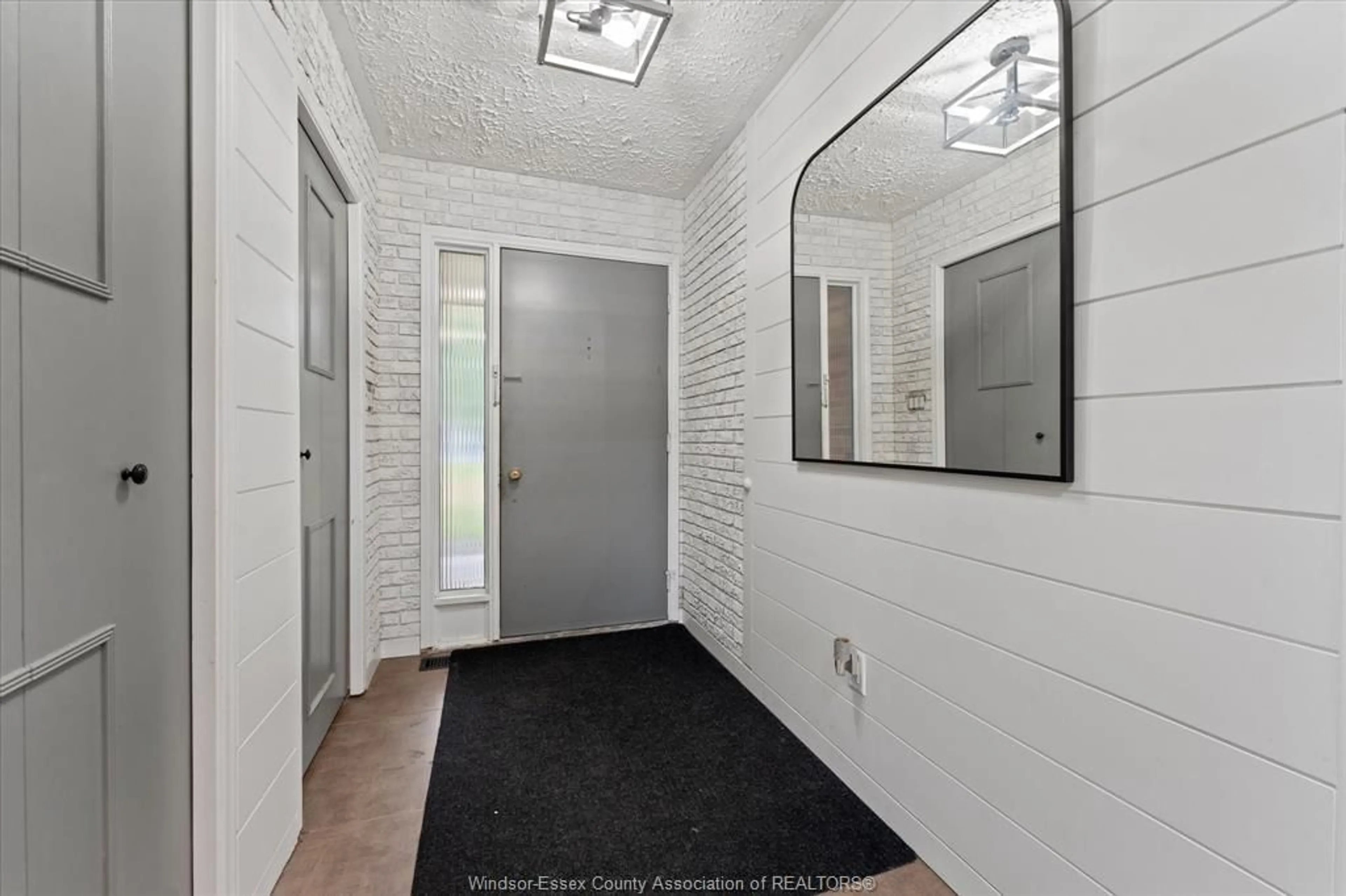 Indoor foyer for 1222 REAUME Rd, LaSalle Ontario N9J 1C1