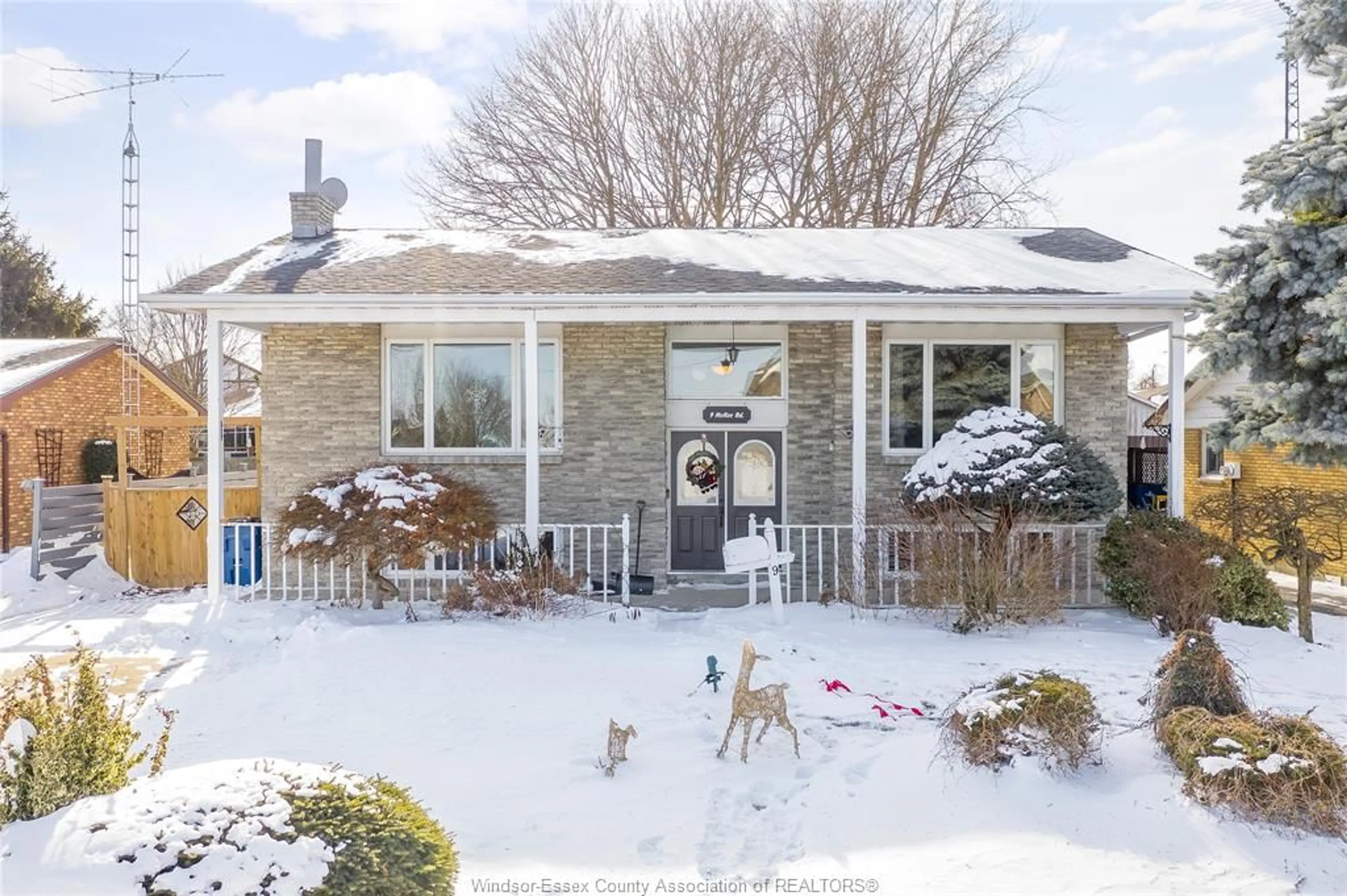 A pic from outside/outdoor area/front of a property/back of a property/a pic from drone, street for 9 MCKEE, Wallaceburg Ontario N8A 4P9