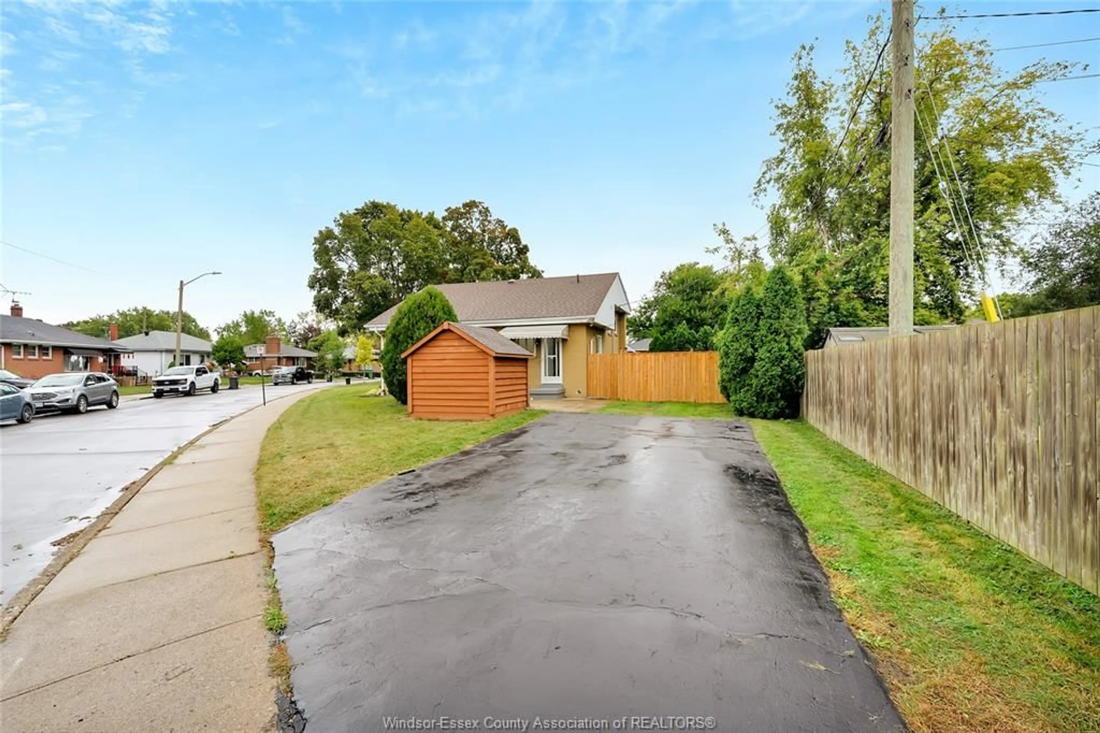 A pic from outside/outdoor area/front of a property/back of a property/a pic from drone, street for 1377 GRANVILLE Cres, Windsor Ontario N9C 3N9