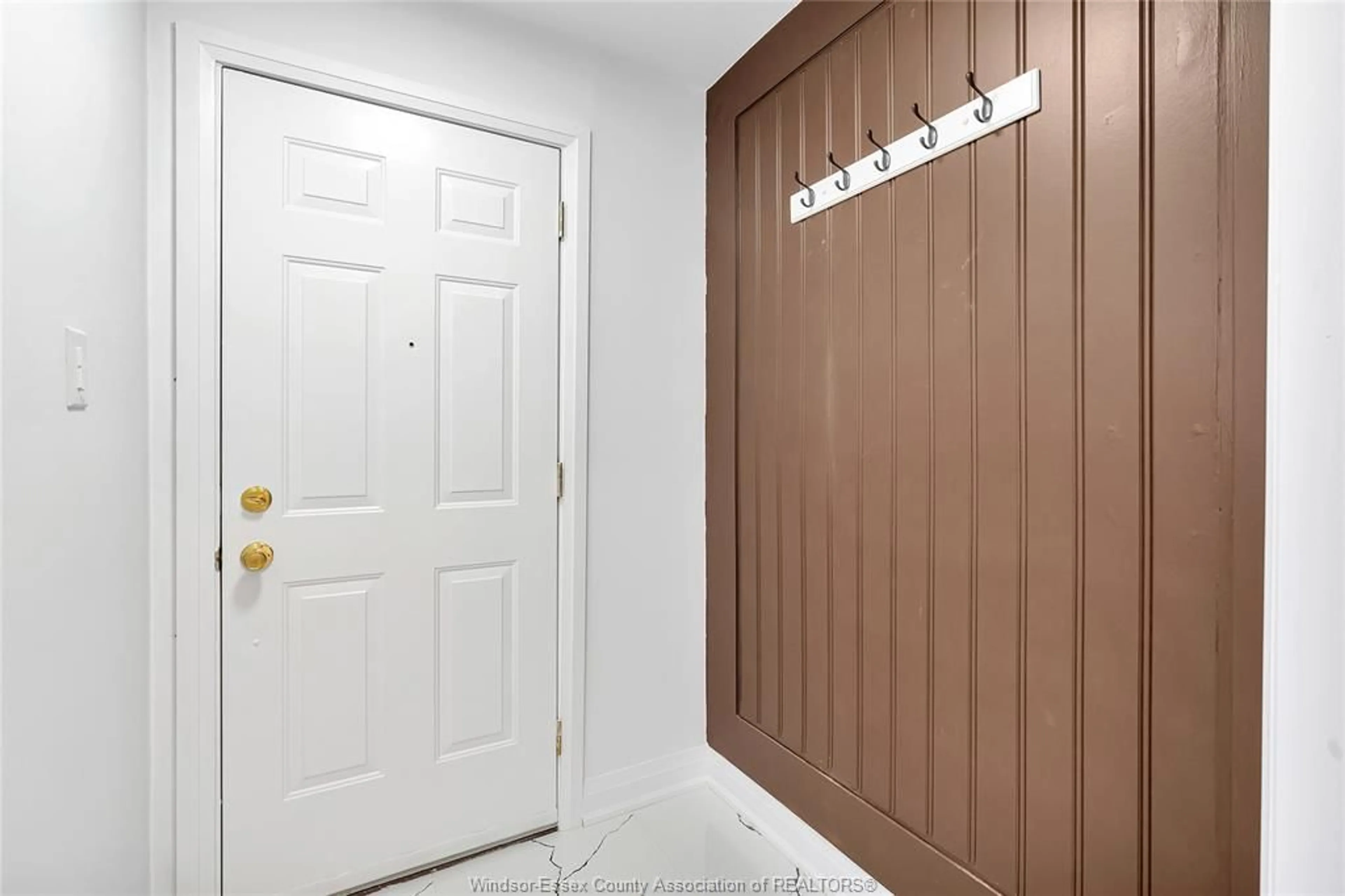 Indoor entryway for 1377 GRANVILLE Cres, Windsor Ontario N9C 3N9