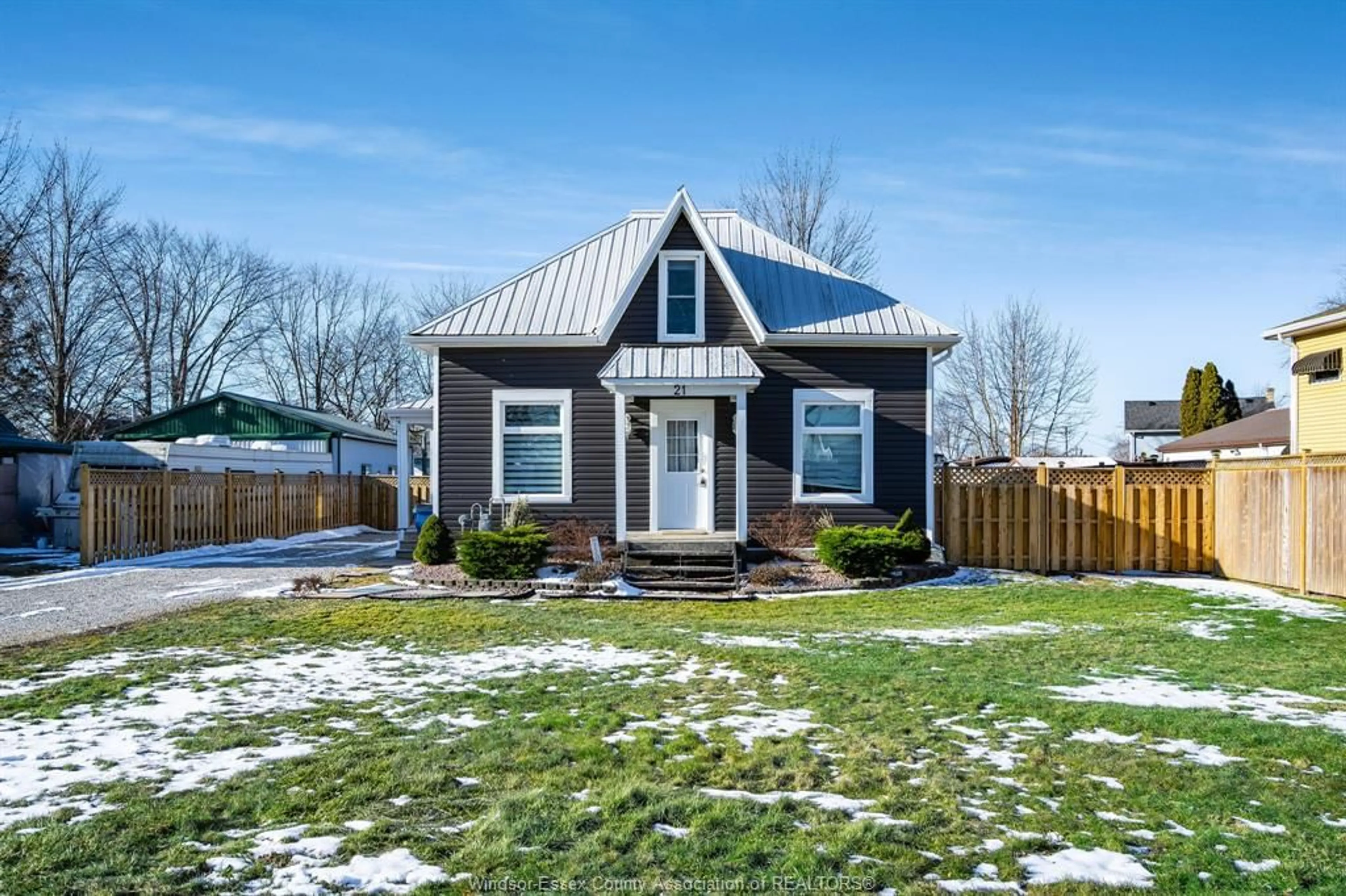 Home with vinyl exterior material, street for 21 Erie St, Merlin Ontario N0P 1W0