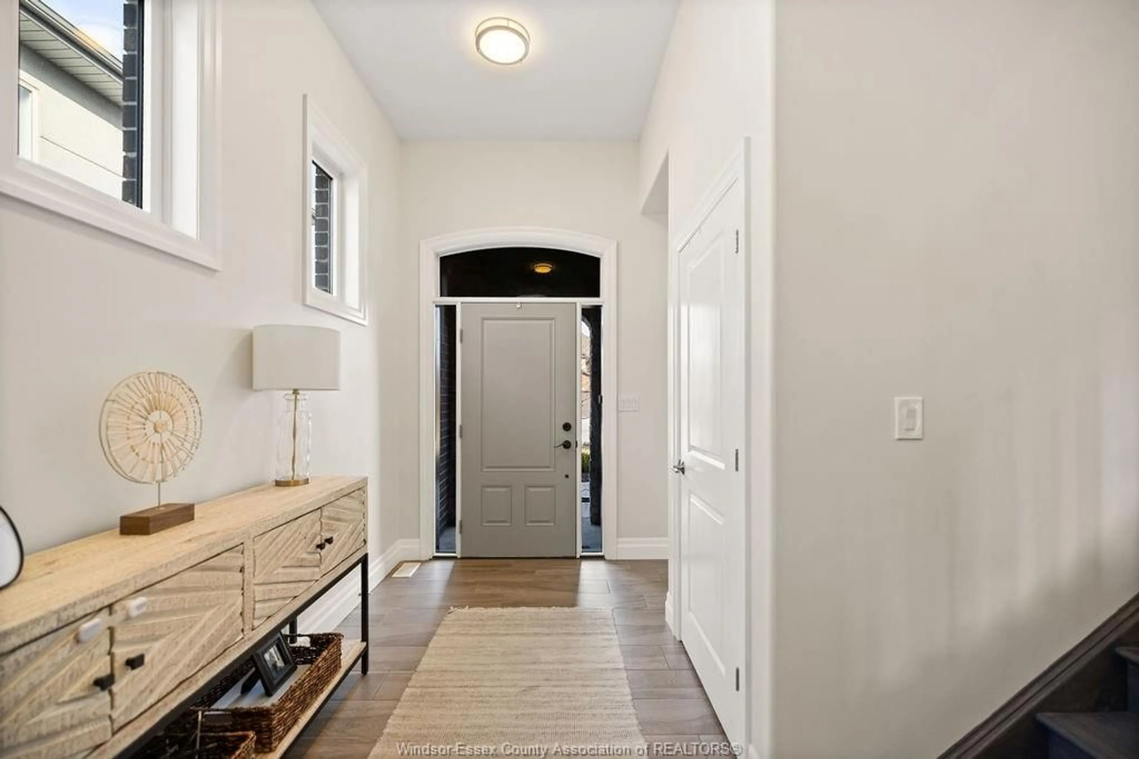 Indoor entryway for 281 CAROLE Crt, Lakeshore Ontario N8L 0T5