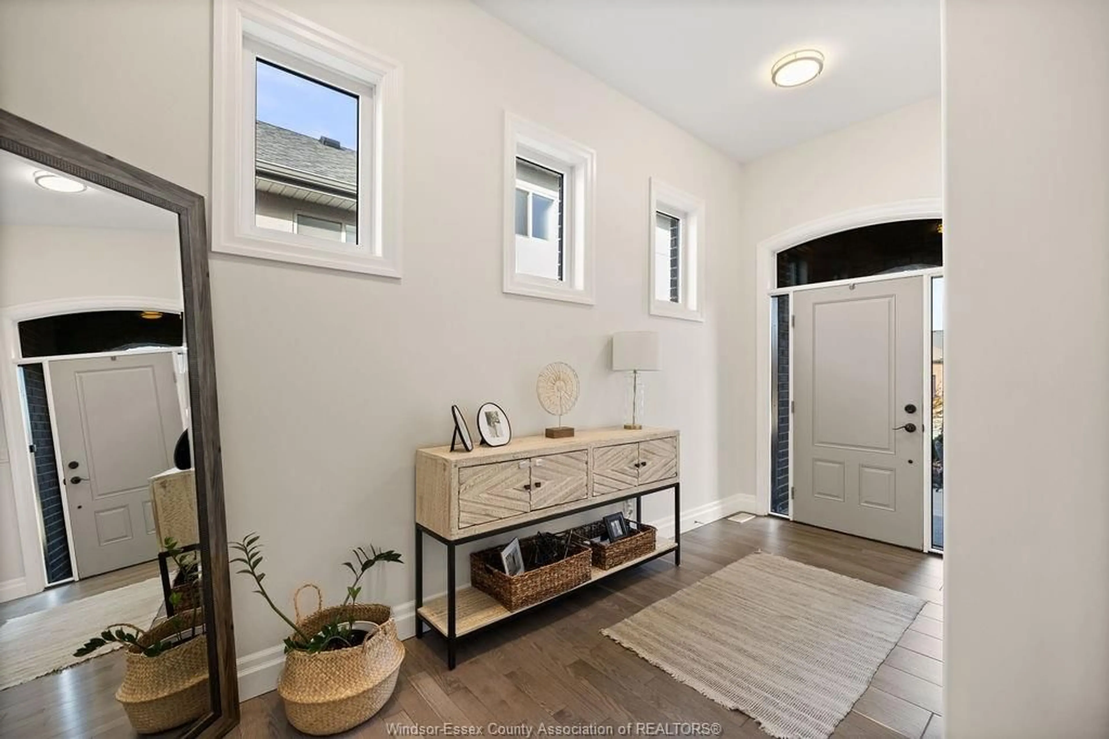 Indoor entryway for 281 CAROLE Crt, Lakeshore Ontario N8L 0T5