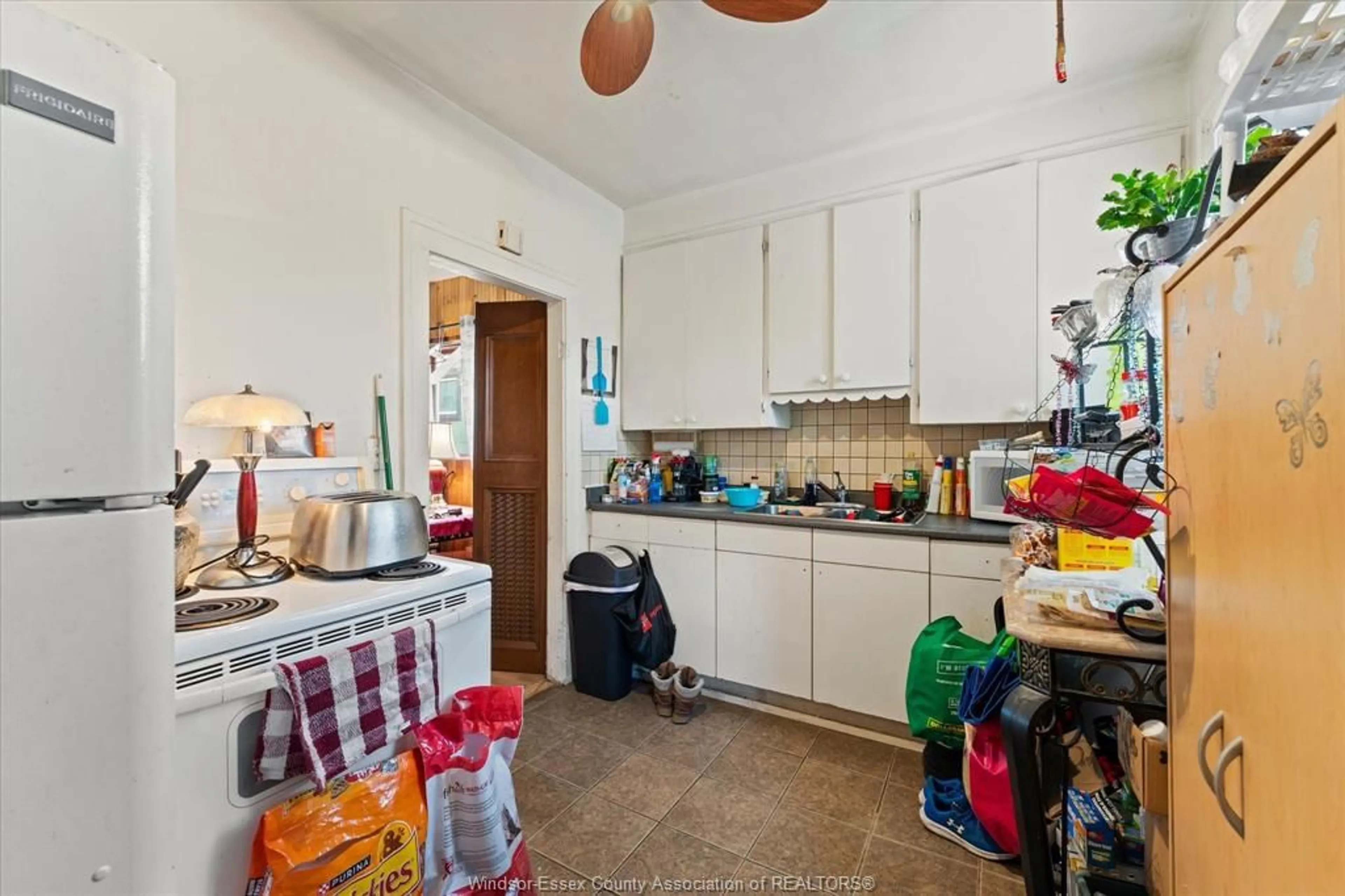 Standard kitchen, unknown for 410 CAROLINE, Windsor Ontario N9A 6A6