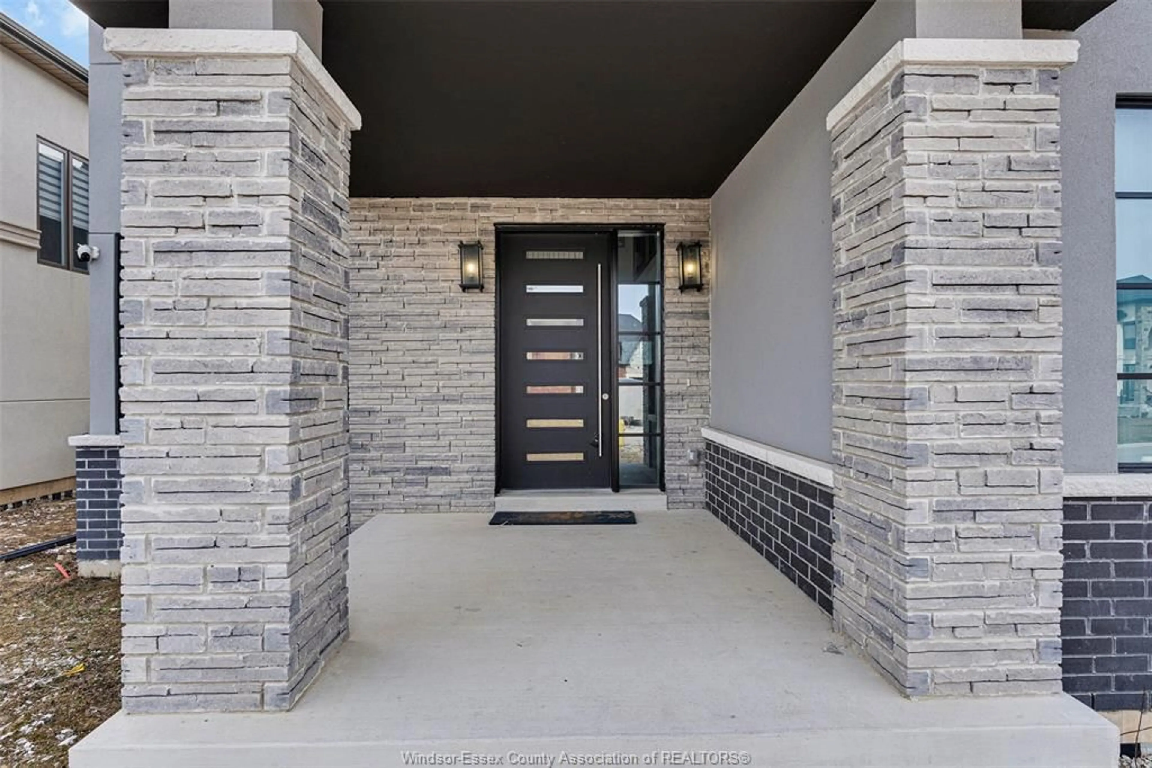 Indoor entryway for 311 BENSON Crt, Amherstburg Ontario N9V 0G7