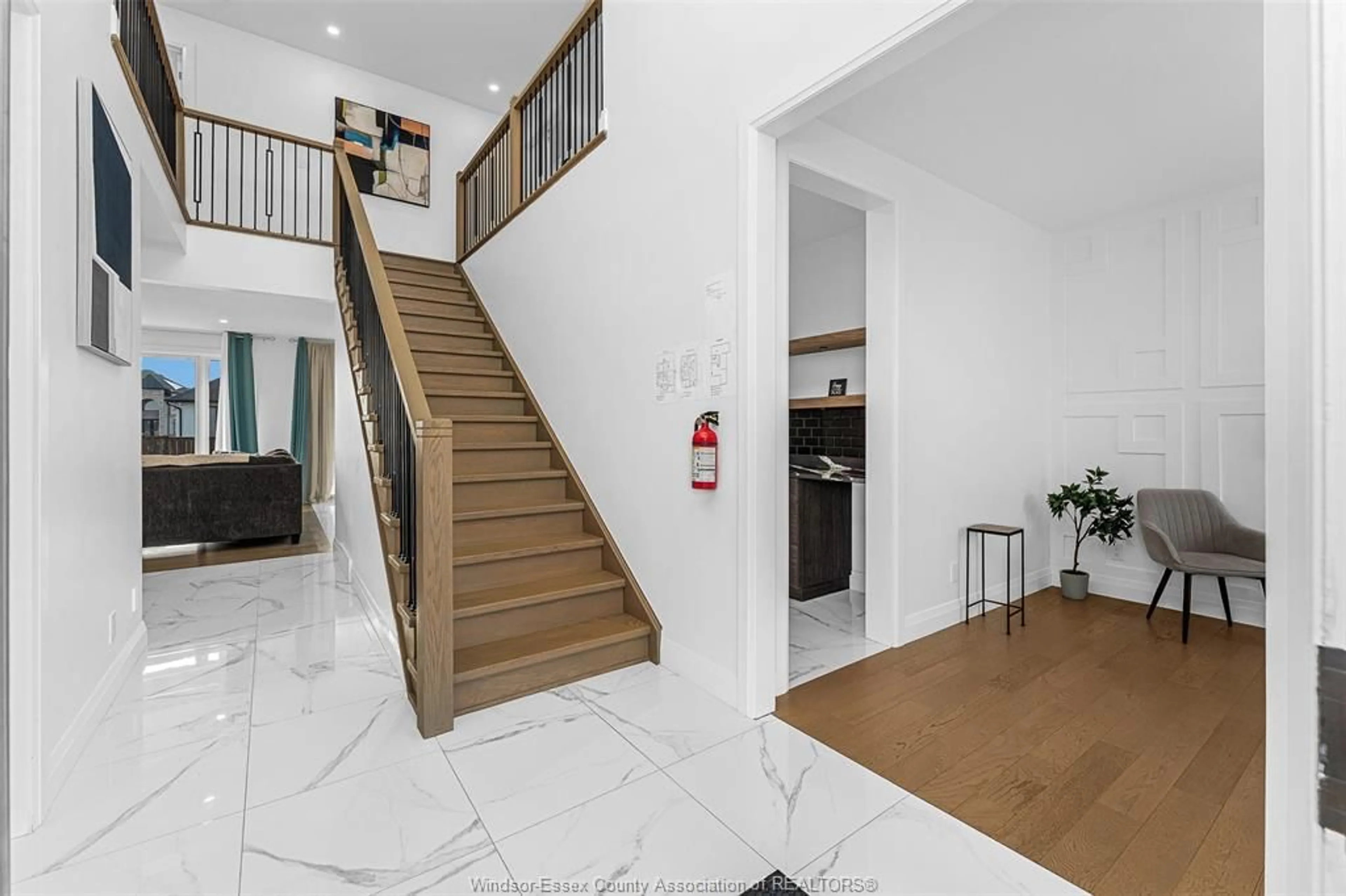 Indoor foyer for 311 BENSON Crt, Amherstburg Ontario N9V 0G7