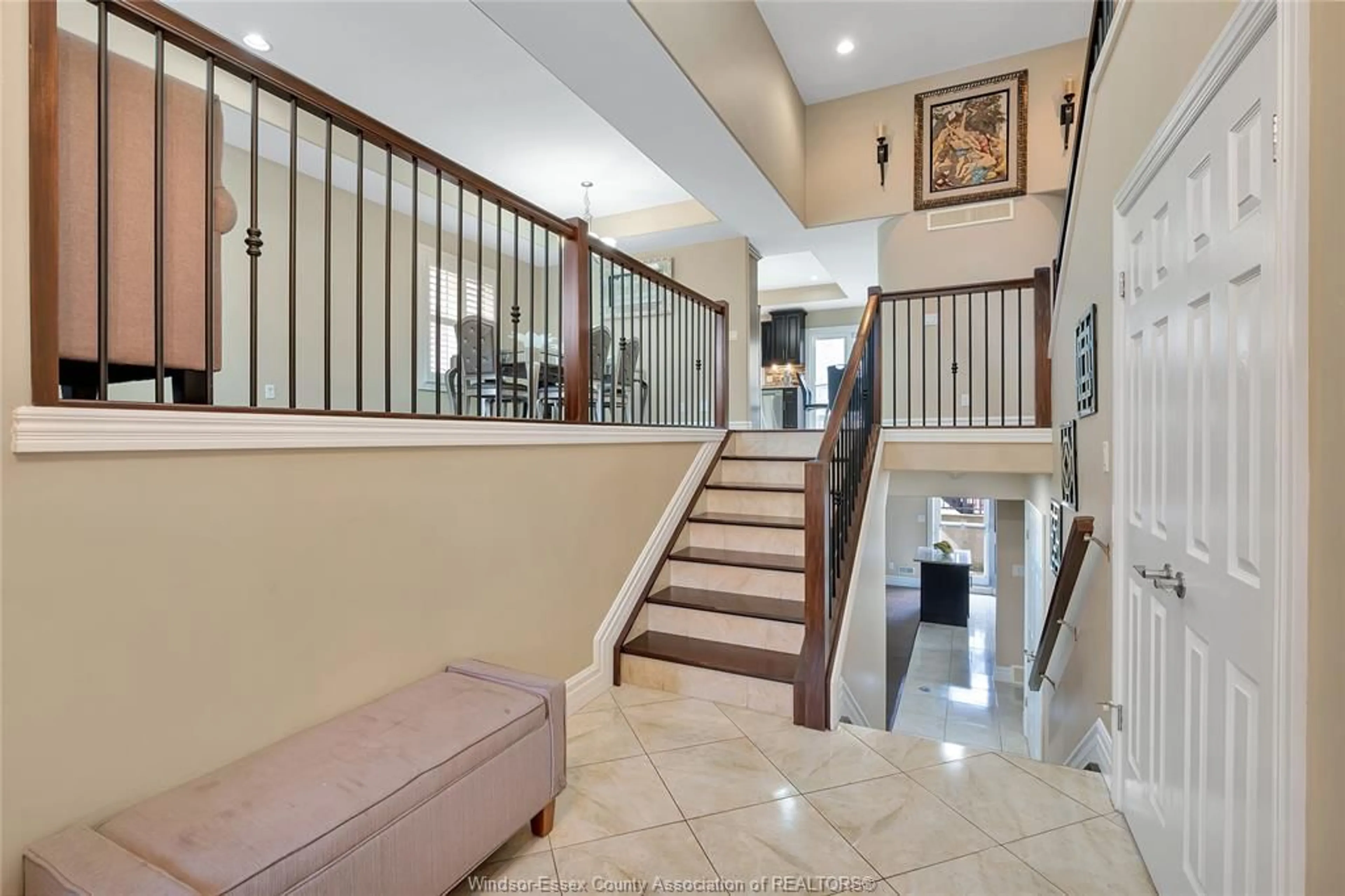 Indoor foyer for 2988 RUTH Rd, Windsor Ontario N8R 2K7