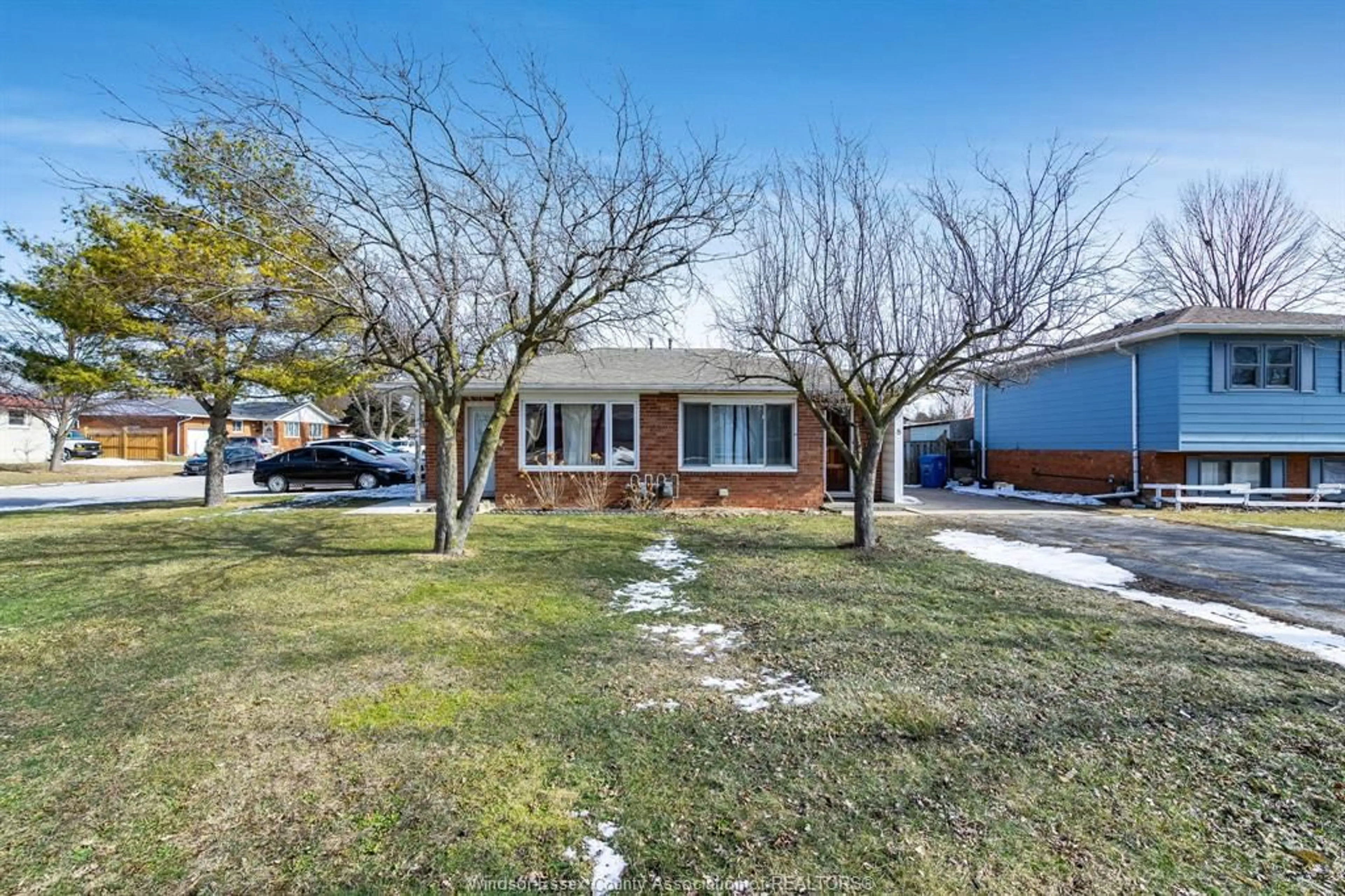 A pic from outside/outdoor area/front of a property/back of a property/a pic from drone, street for 6 MARLENE Cres, Leamington Ontario N8H 4J7