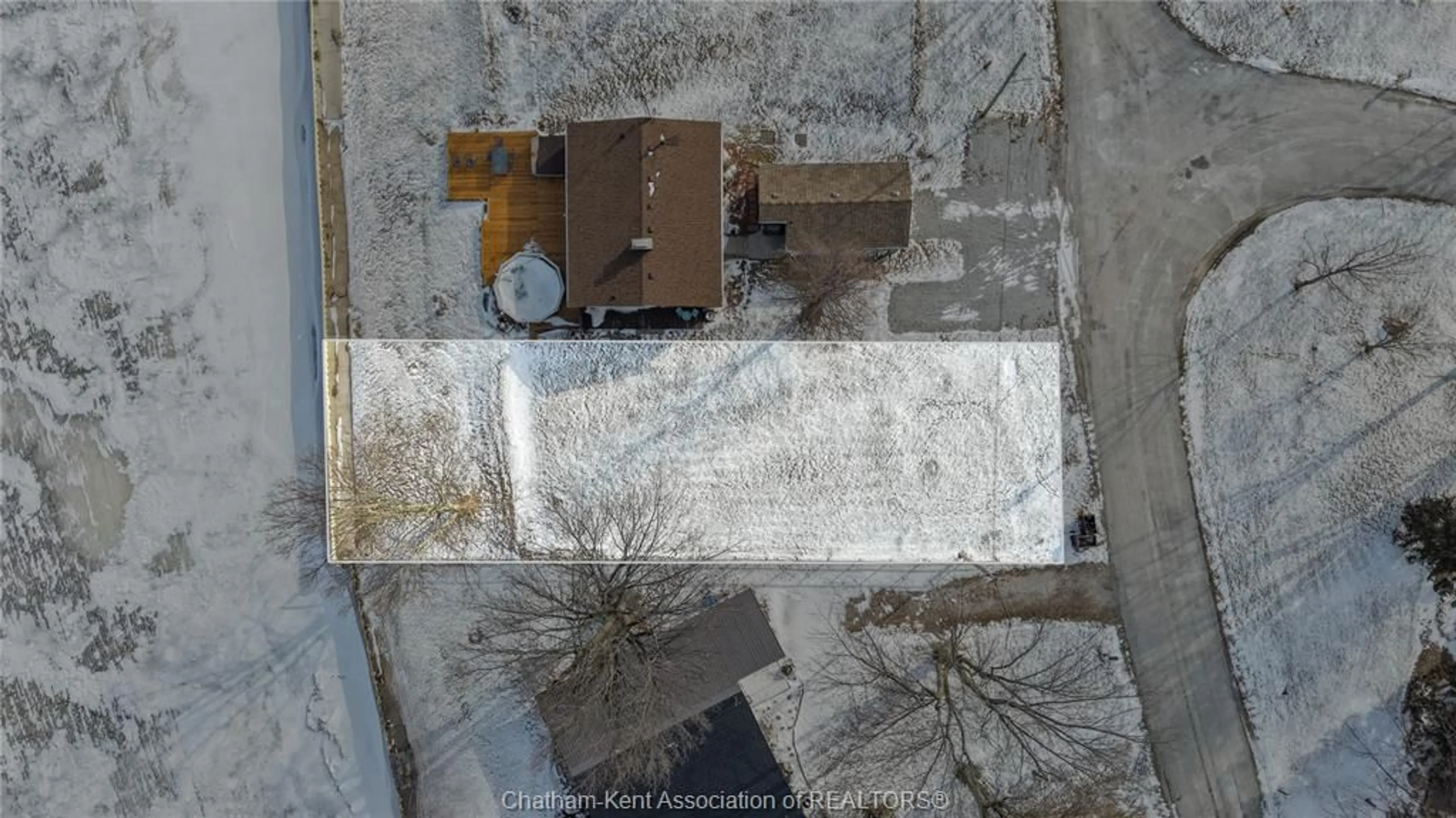 A pic from outside/outdoor area/front of a property/back of a property/a pic from drone, building for 105 ISLAND Cres, Lighthouse Cove Ontario N0P 2L0