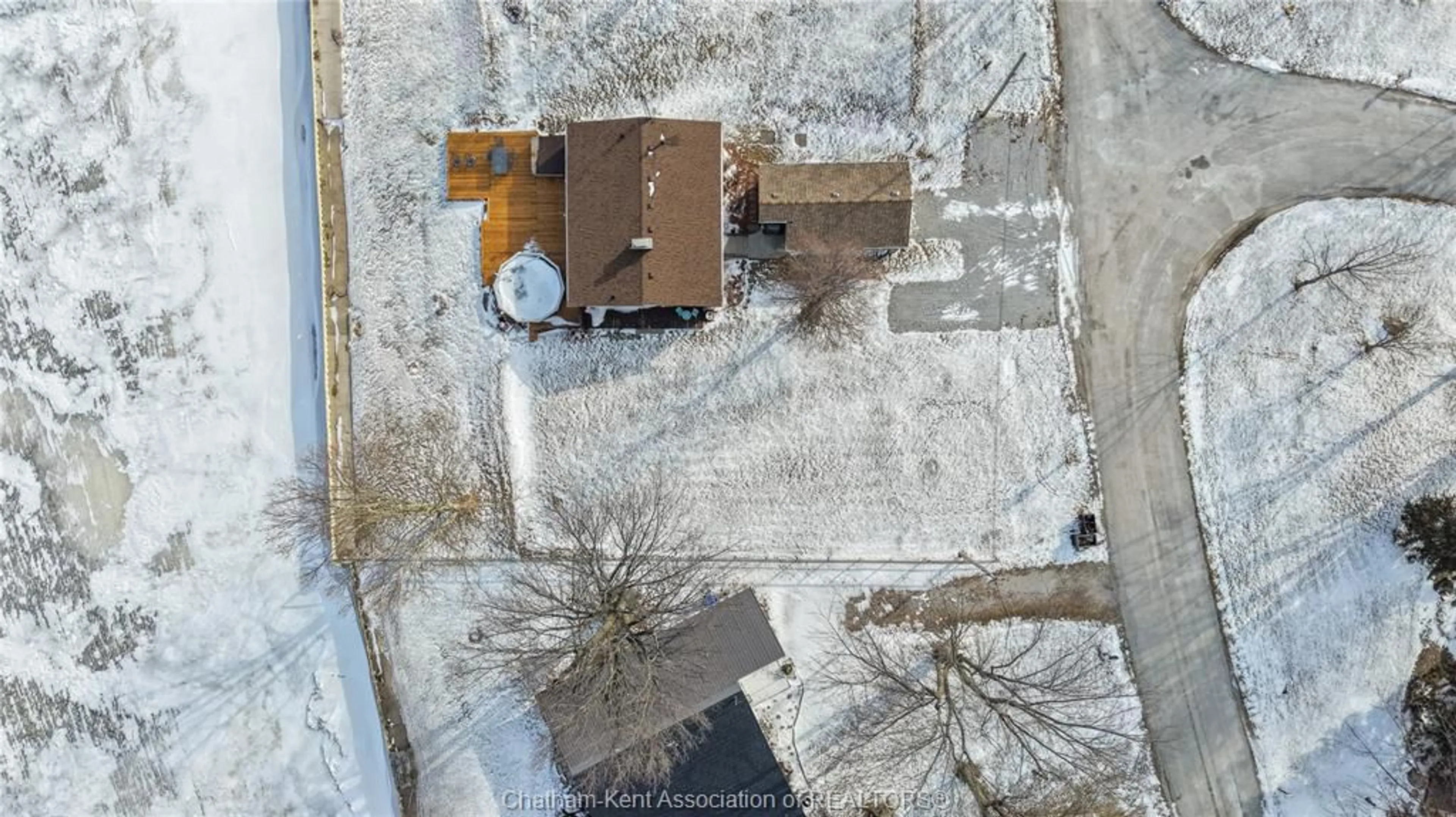 A pic from outside/outdoor area/front of a property/back of a property/a pic from drone, building for 105 ISLAND Cres, Lighthouse Cove Ontario N0P 2L0