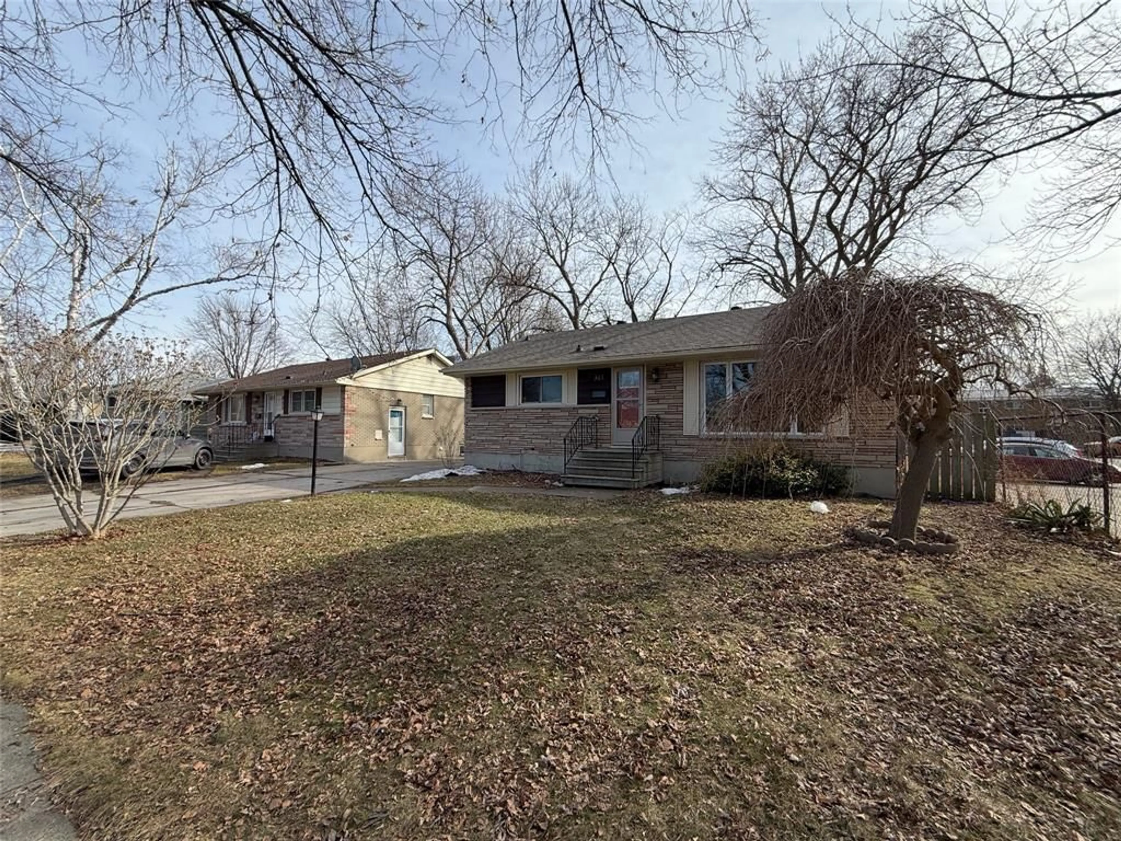 A pic from outside/outdoor area/front of a property/back of a property/a pic from drone, street for 941 BENNETT St, Sarnia Ontario N7S 1A2