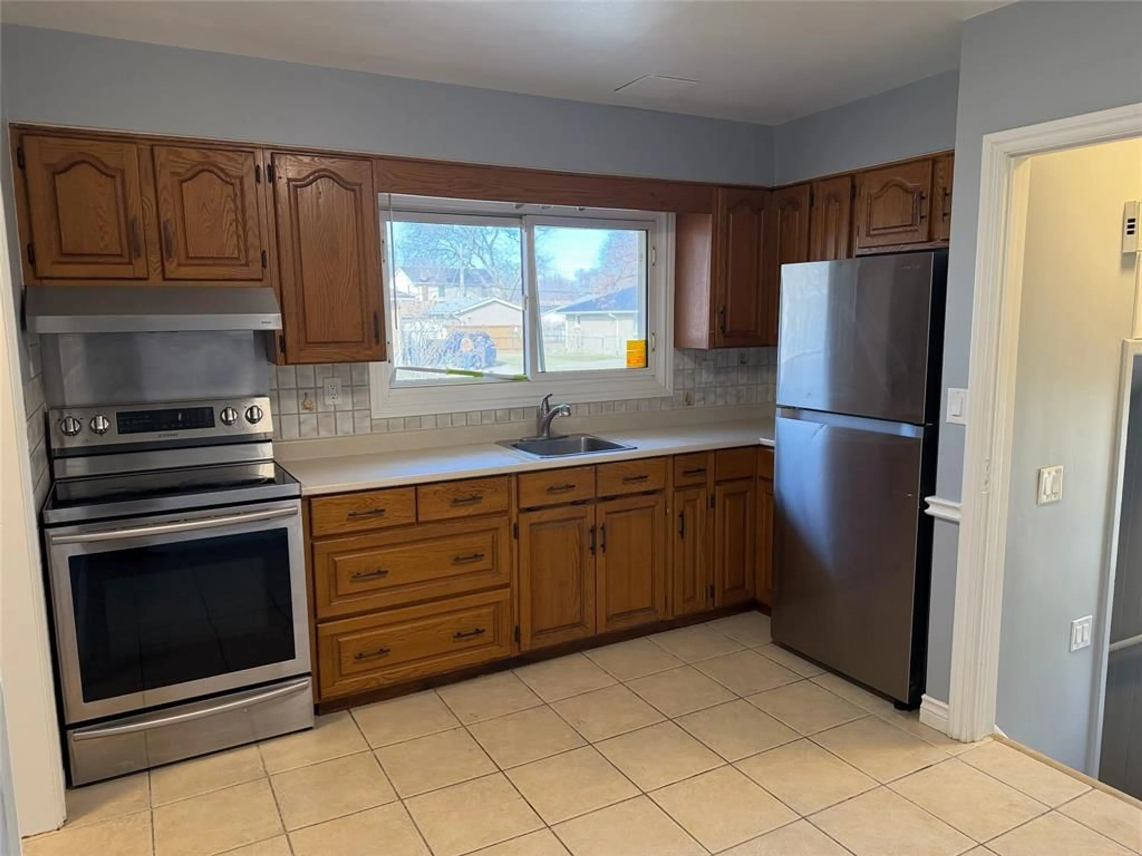 Standard kitchen, unknown for 941 BENNETT St, Sarnia Ontario N7S 1A2