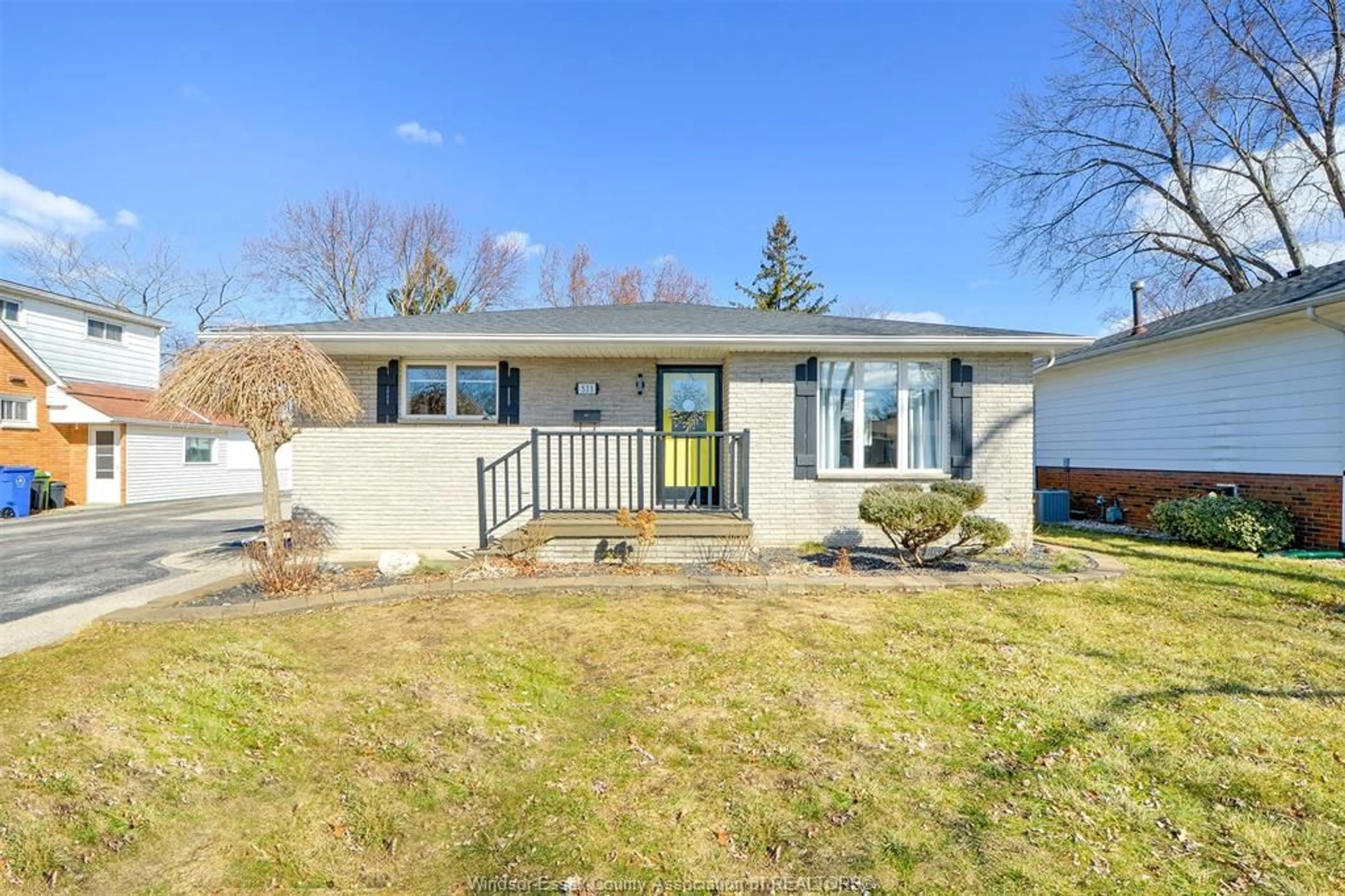 Home with vinyl exterior material, street for 533 Maple, LaSalle Ontario N9J 1P6