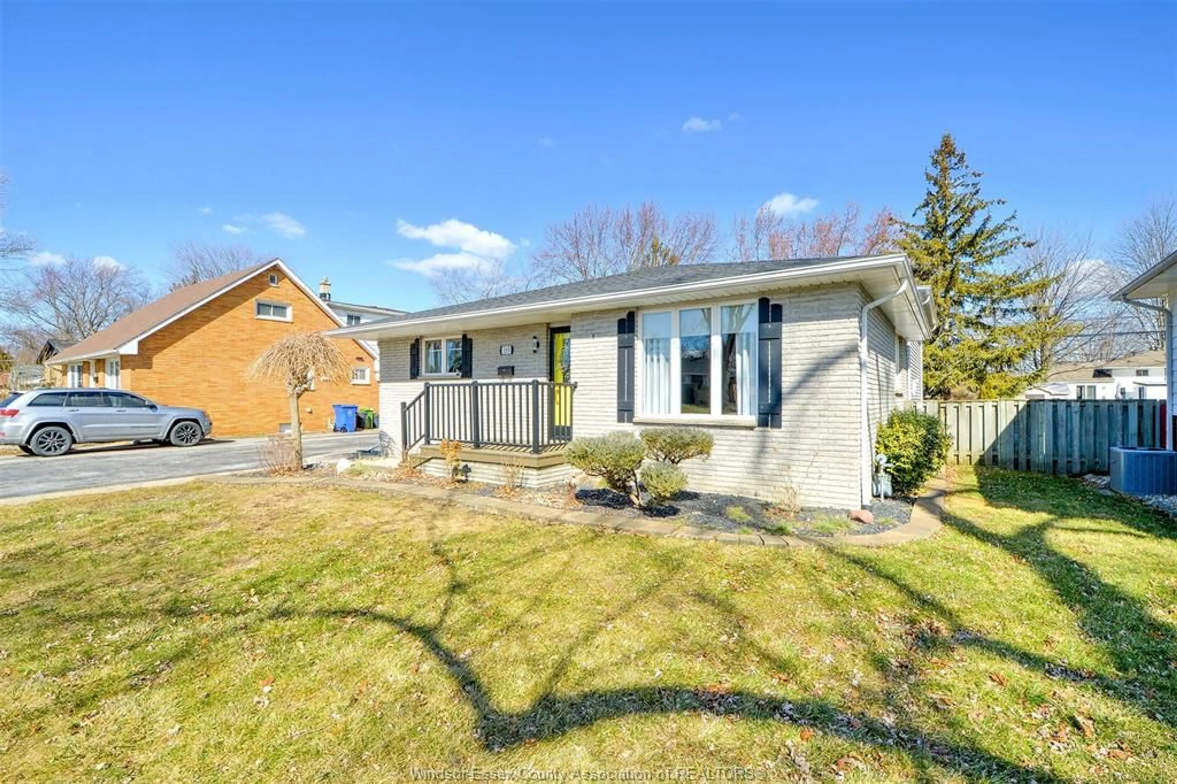 Unknown for 533 Maple, LaSalle Ontario N9J 1P6