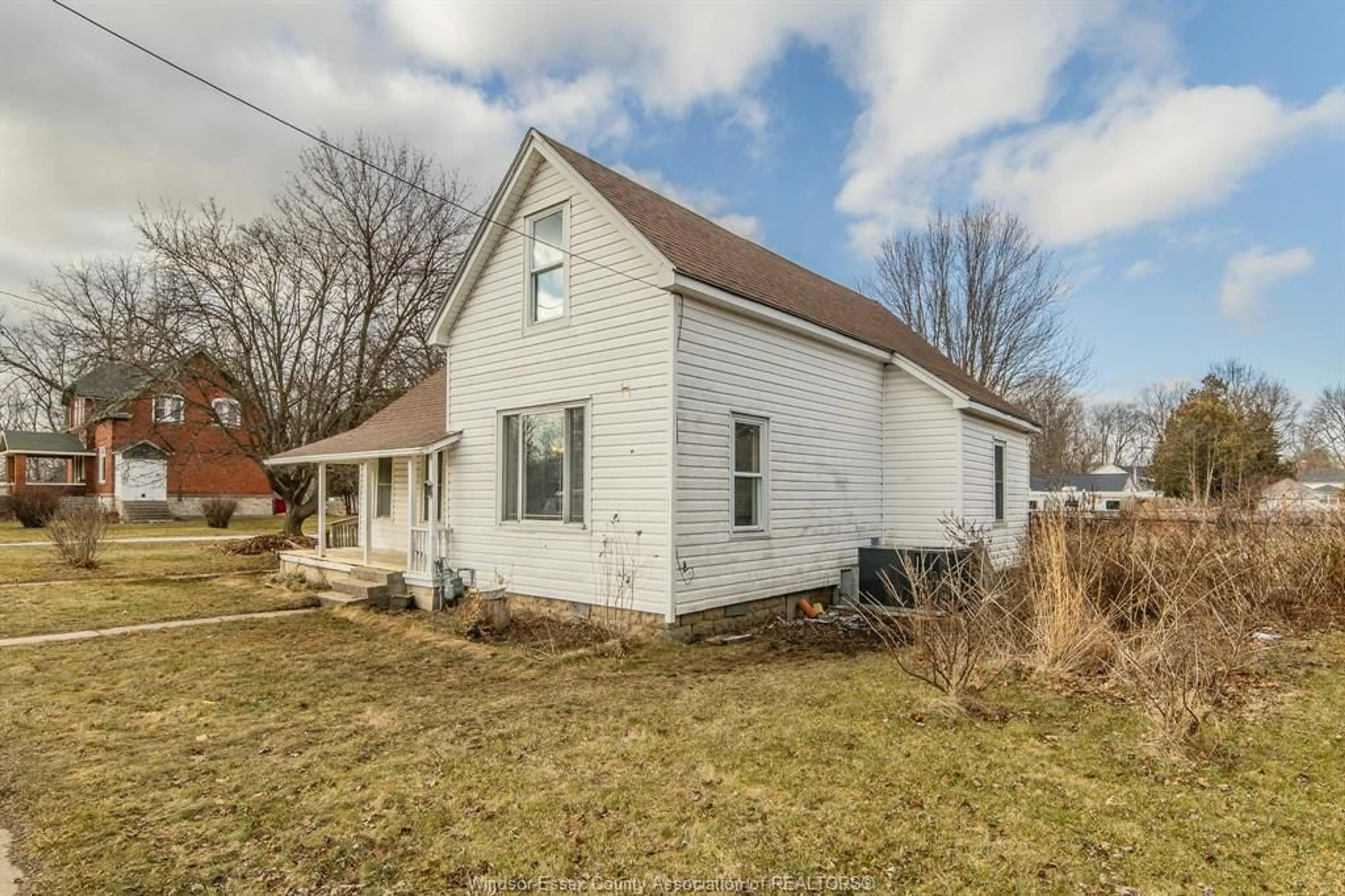 A pic from outside/outdoor area/front of a property/back of a property/a pic from drone, building for 480 BROWN St, Dresden Ontario N0P 1M0