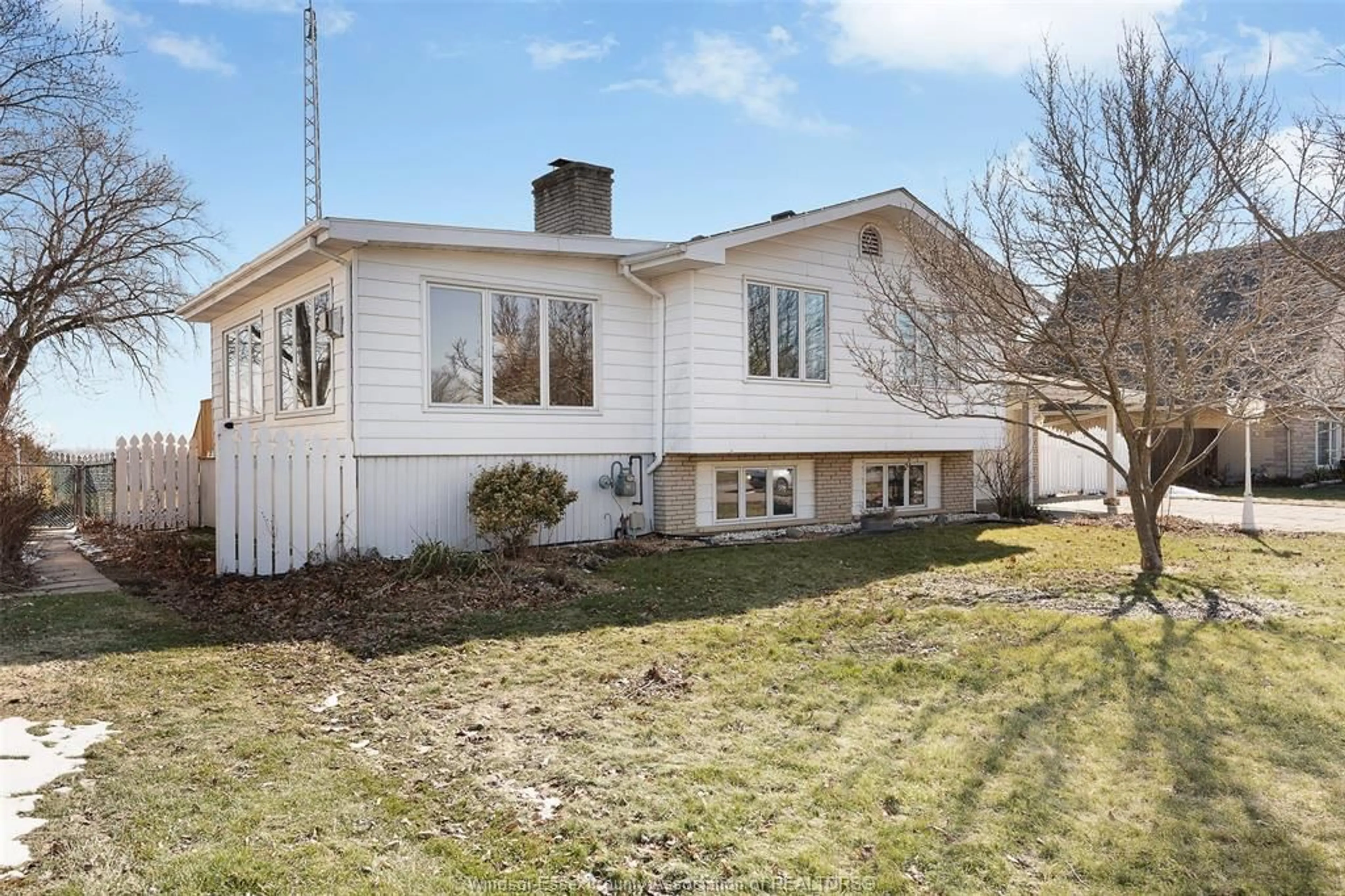 Home with vinyl exterior material, street for 26 LAWSON, Tilbury Ontario N0P 2L0