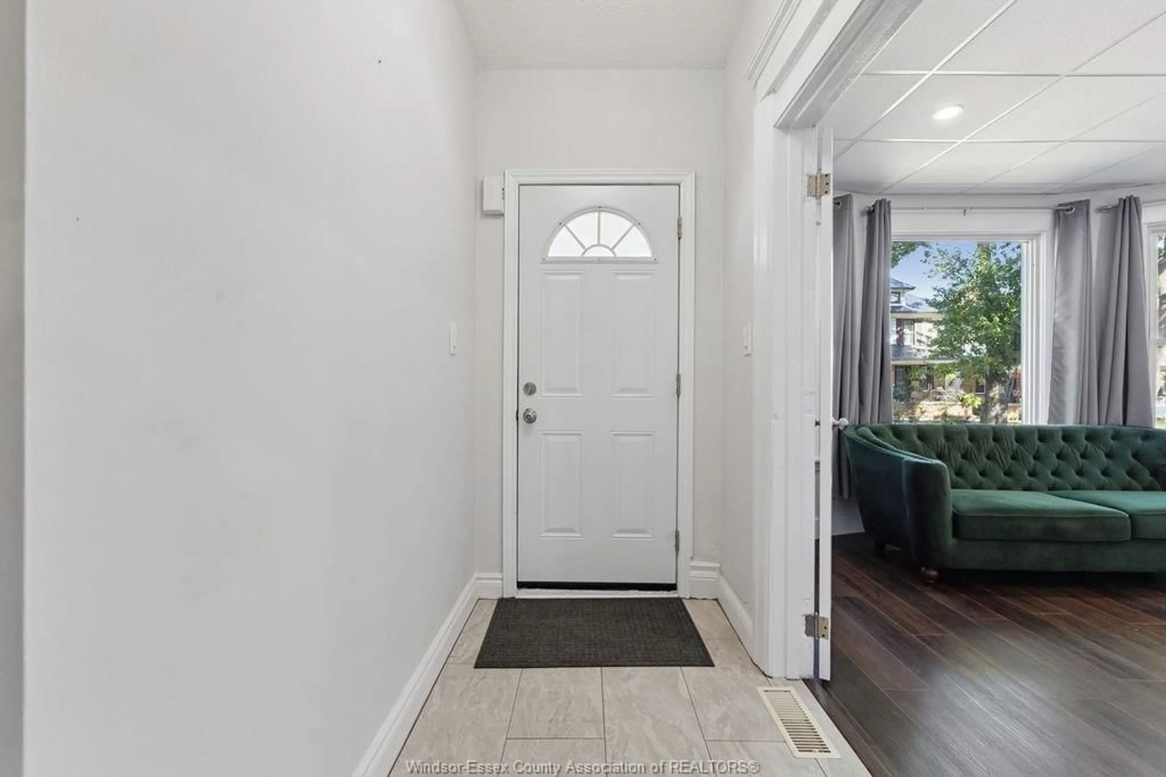 Indoor entryway for 855 LINCOLN Rd, Windsor Ontario N8Y 2G9