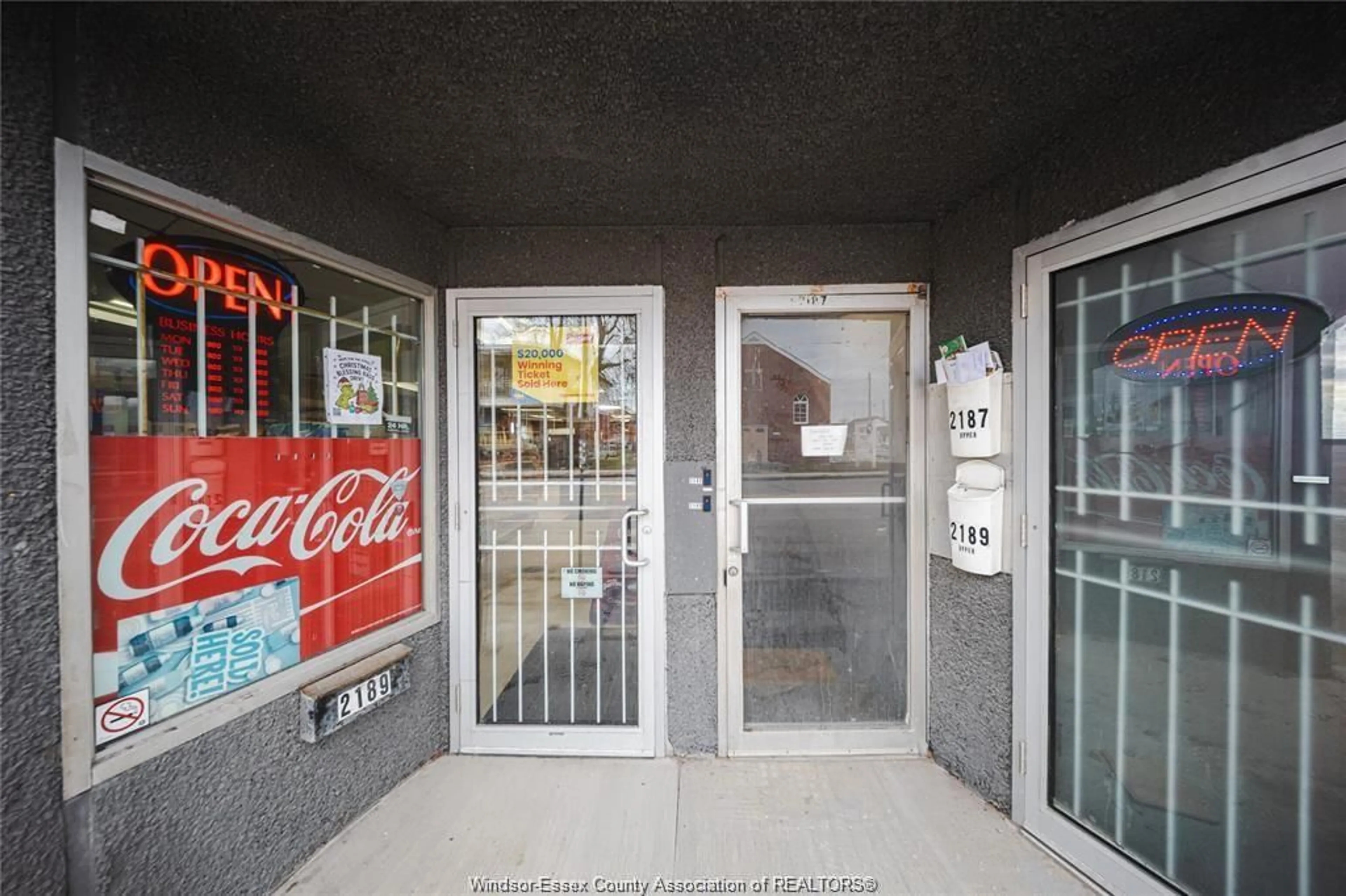 Indoor foyer for 2187-2189 HOWARD, Windsor Ontario N8X 3T9