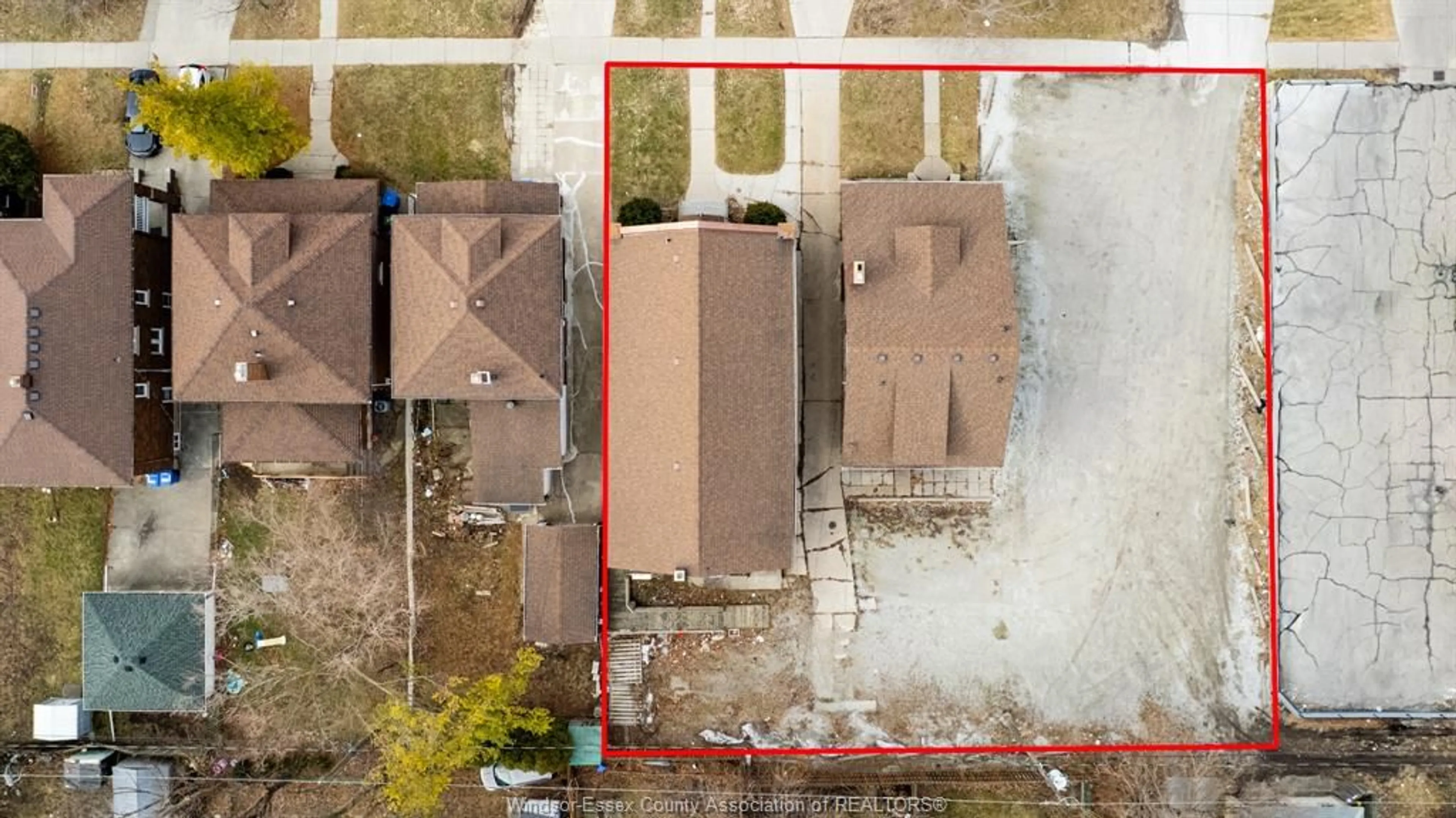 A pic from outside/outdoor area/front of a property/back of a property/a pic from drone, street for 636-644 PARTINGTON Ave, Windsor Ontario N9B 2N7