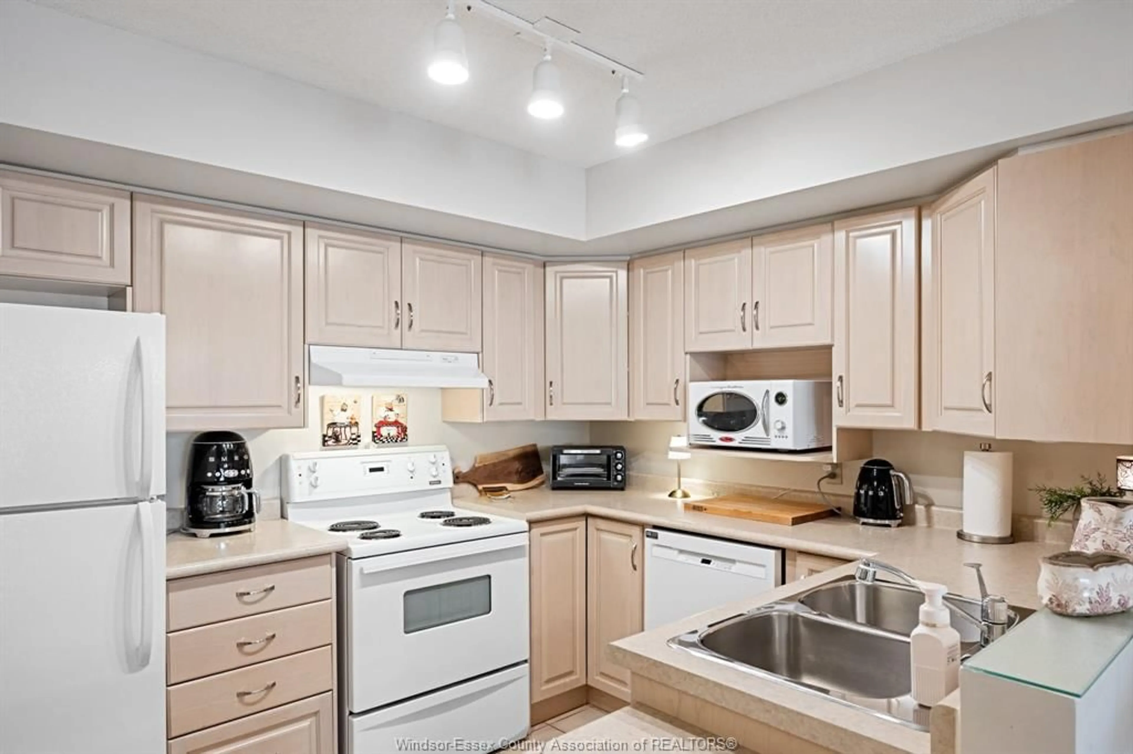 Standard kitchen, ceramic/tile floor for 1995 NORMANDY #301A, LaSalle Ontario N9H 1P9