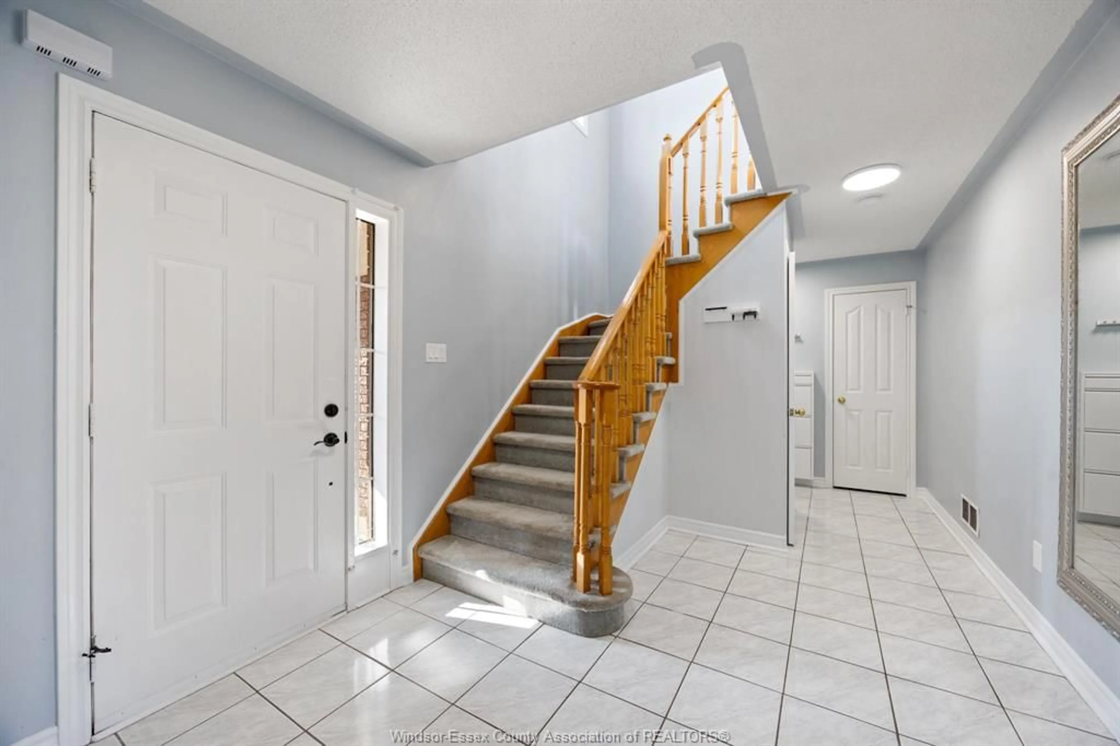 Indoor foyer for 182 EVELEIGH Cres, Windsor Ontario N9E 4M3