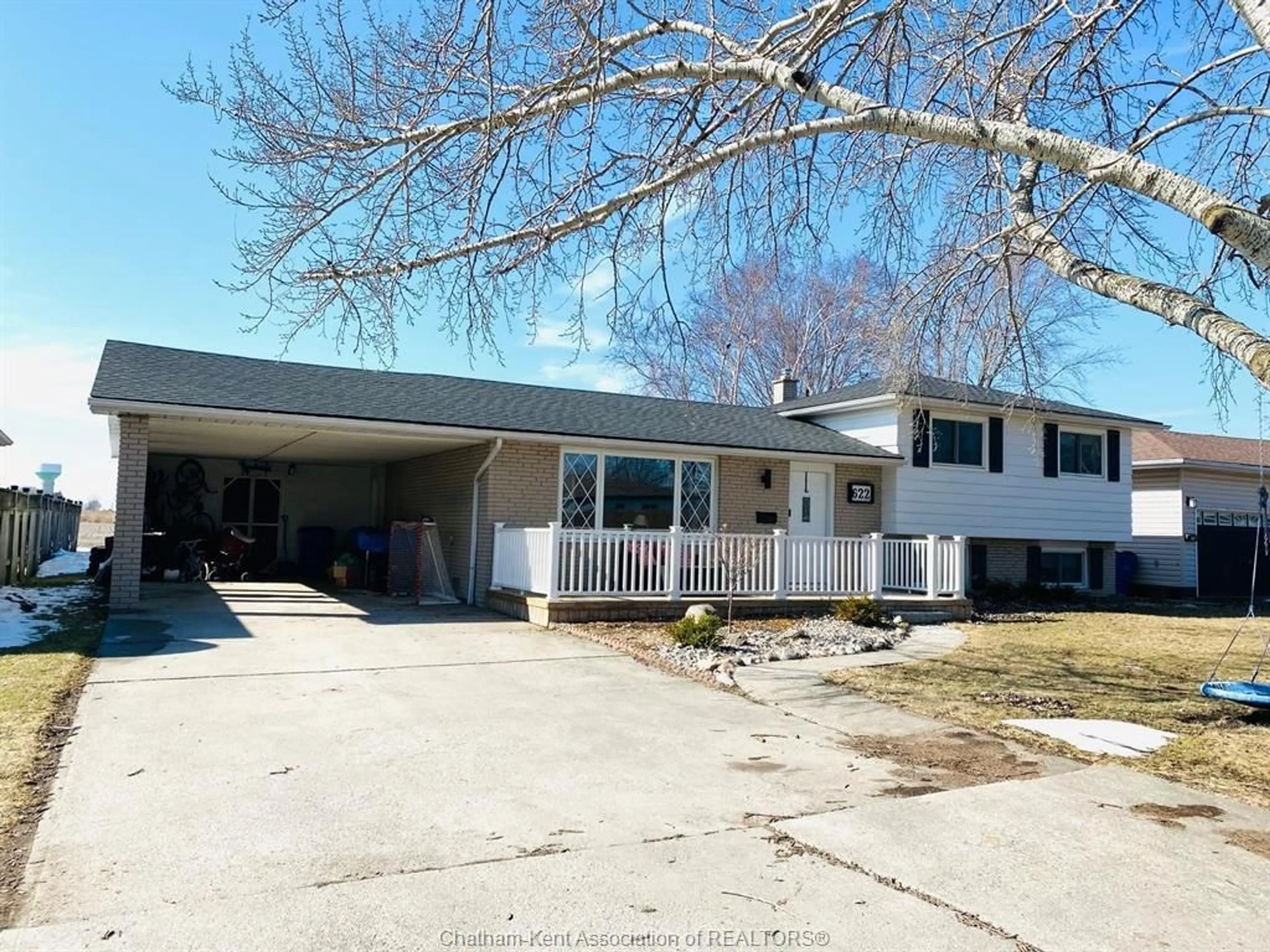 A pic from outside/outdoor area/front of a property/back of a property/a pic from drone, street for 622 Sandra Cres, Wallaceburg Ontario N8A 2C6