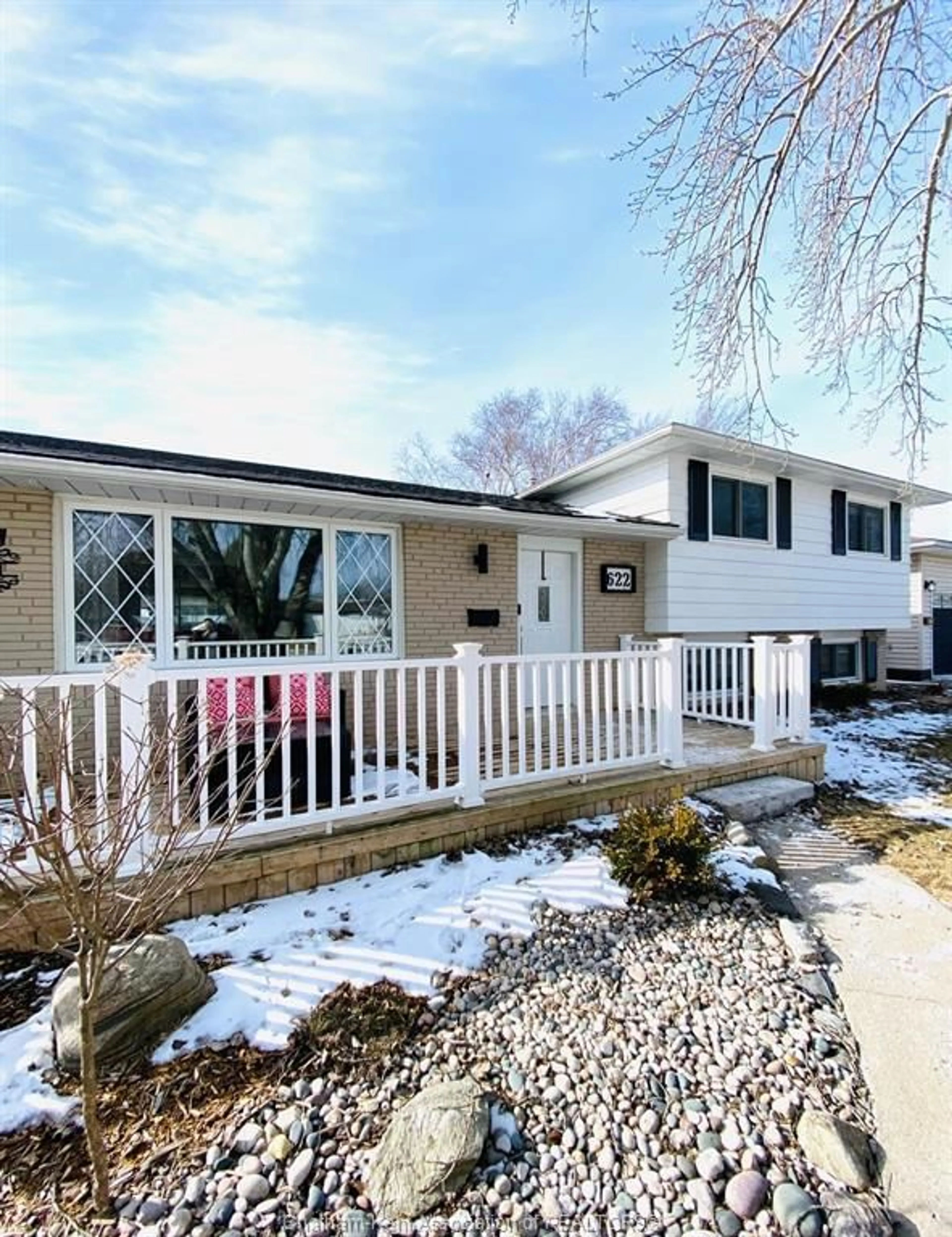 Home with vinyl exterior material, street for 622 Sandra Cres, Wallaceburg Ontario N8A 2C6