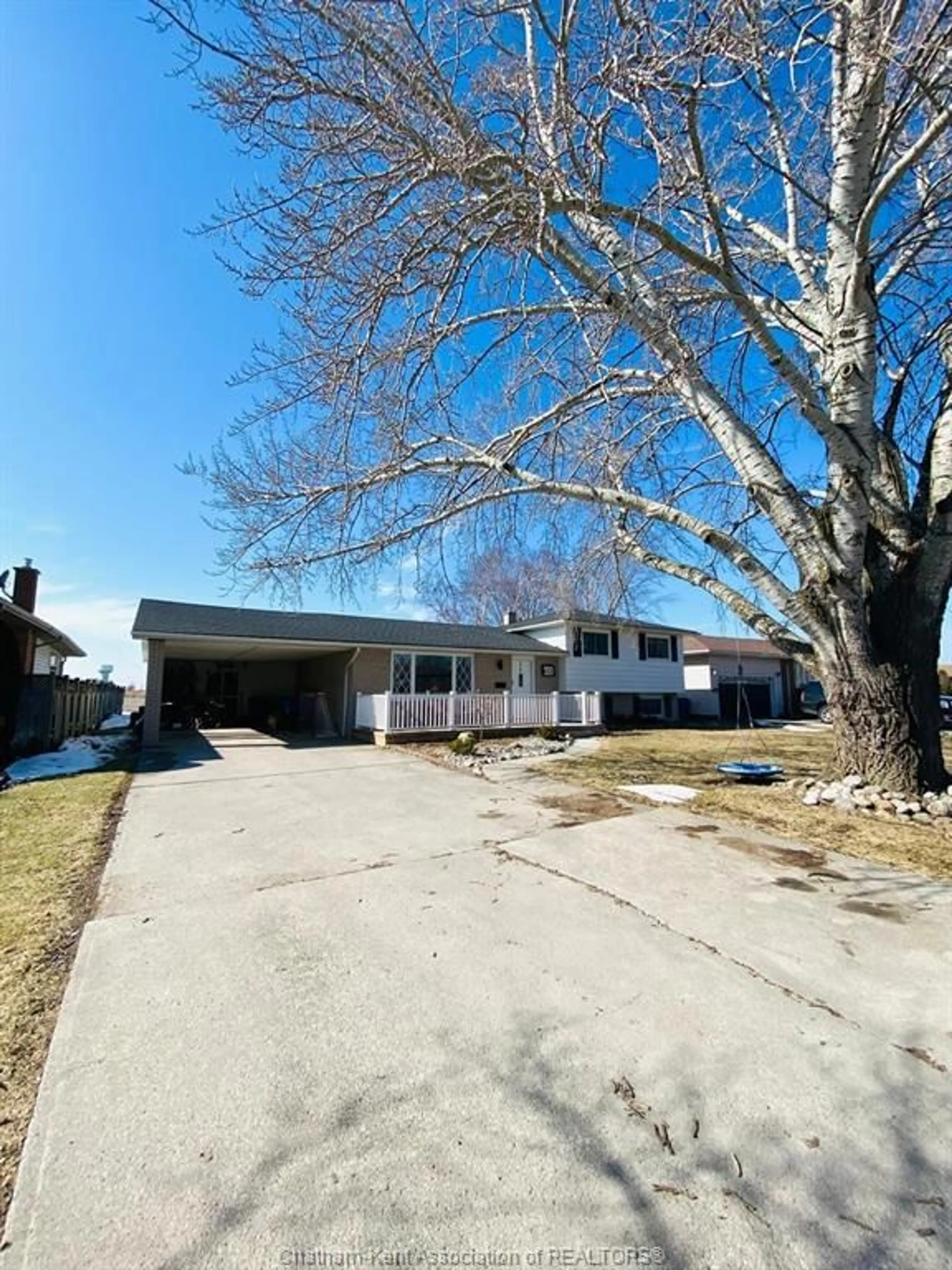 A pic from outside/outdoor area/front of a property/back of a property/a pic from drone, street for 622 Sandra Cres, Wallaceburg Ontario N8A 2C6