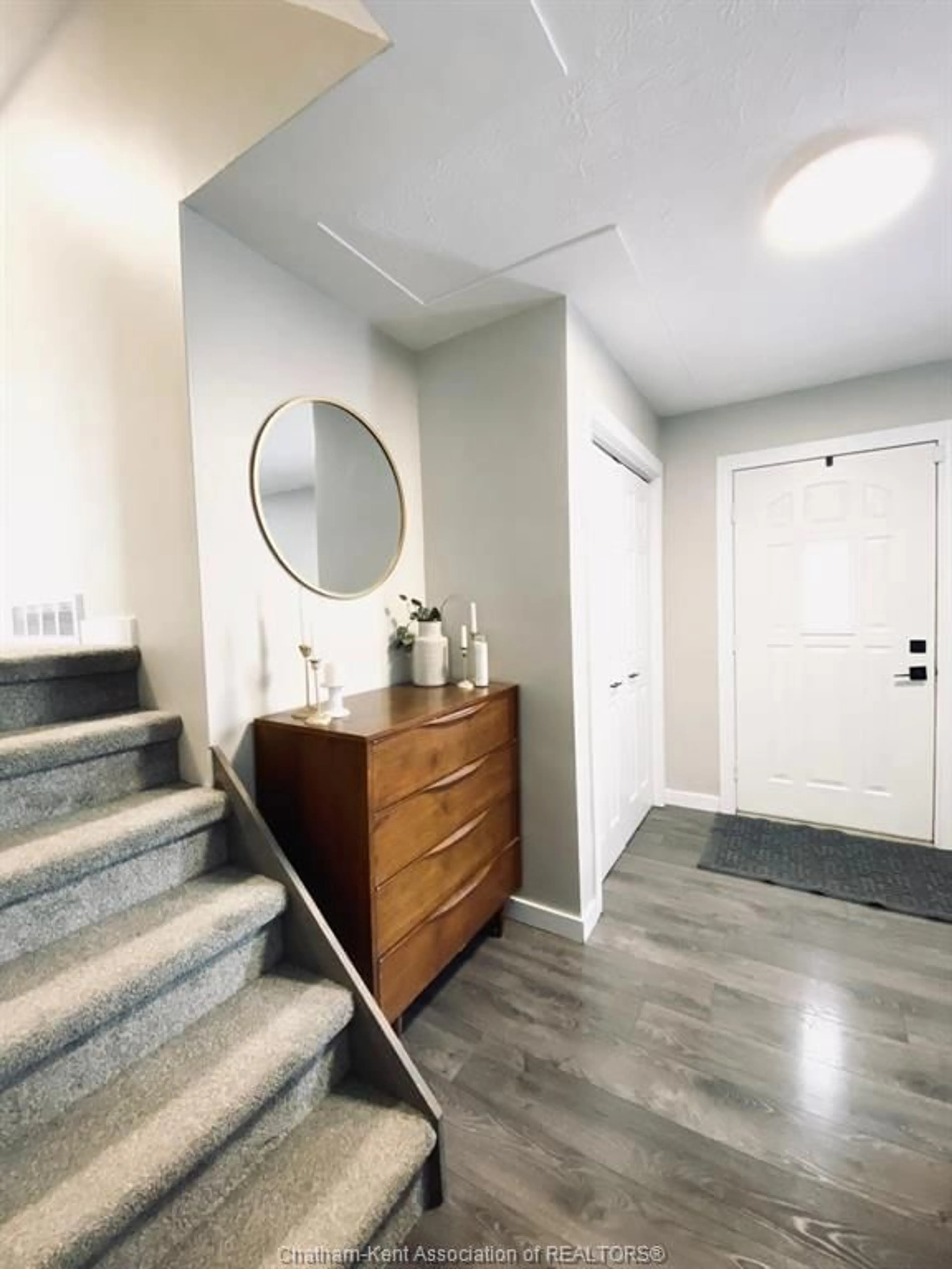 Indoor entryway for 622 Sandra Cres, Wallaceburg Ontario N8A 2C6