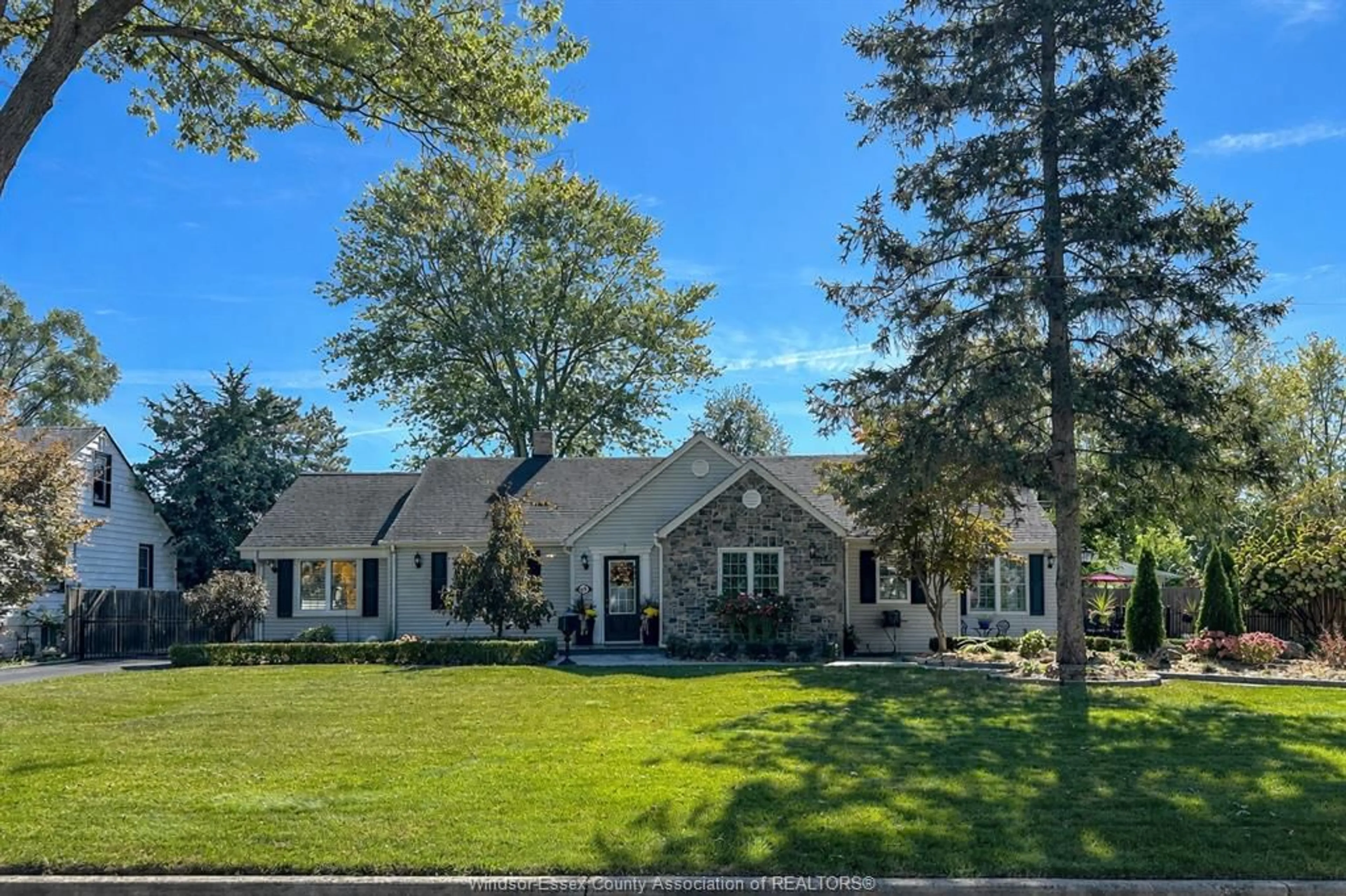 A pic from outside/outdoor area/front of a property/back of a property/a pic from drone, street for 665 SCOFIELD AVE, Windsor Ontario N9G 1L4