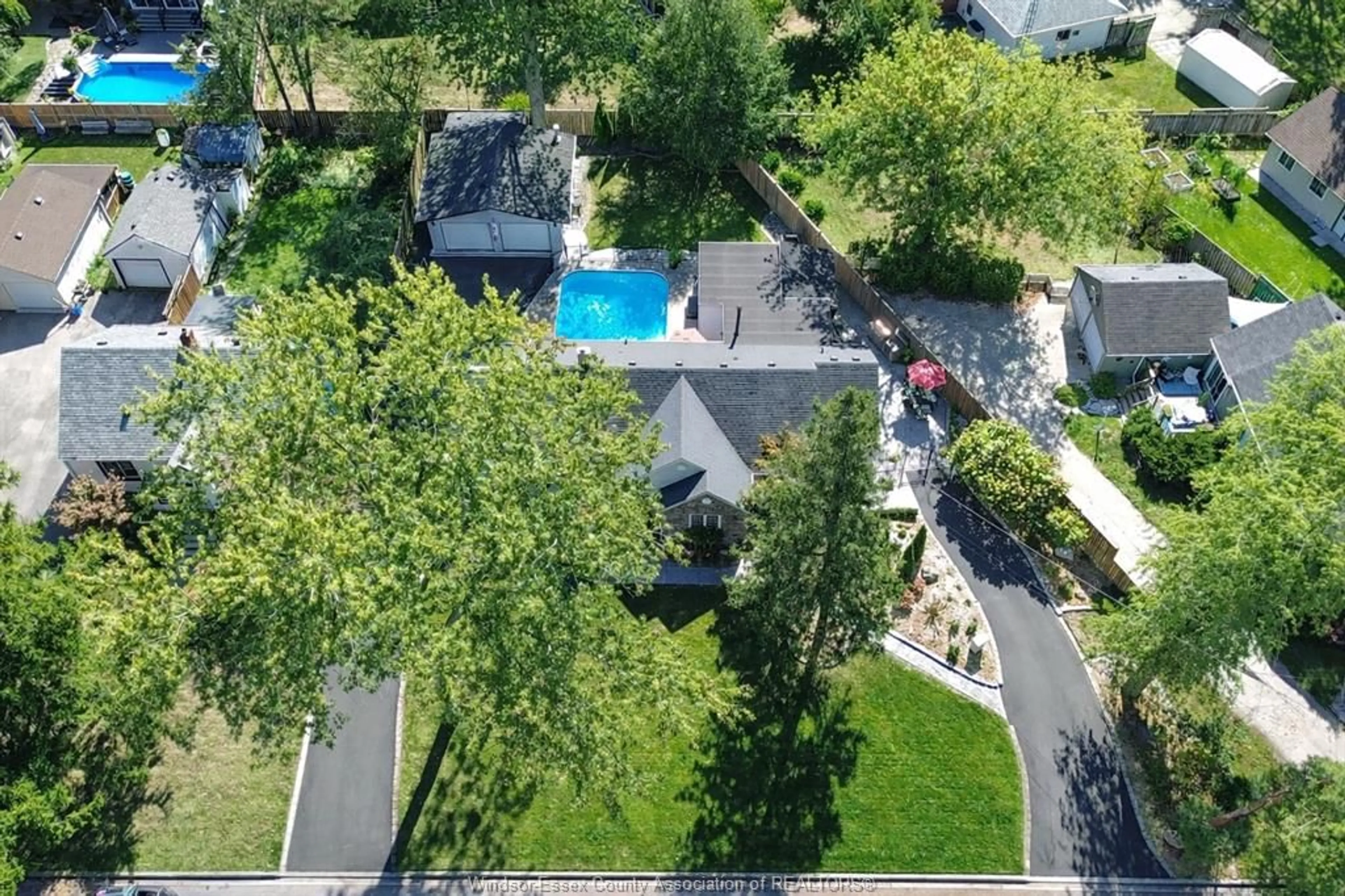 A pic from outside/outdoor area/front of a property/back of a property/a pic from drone, unknown for 665 SCOFIELD AVE, Windsor Ontario N9G 1L4