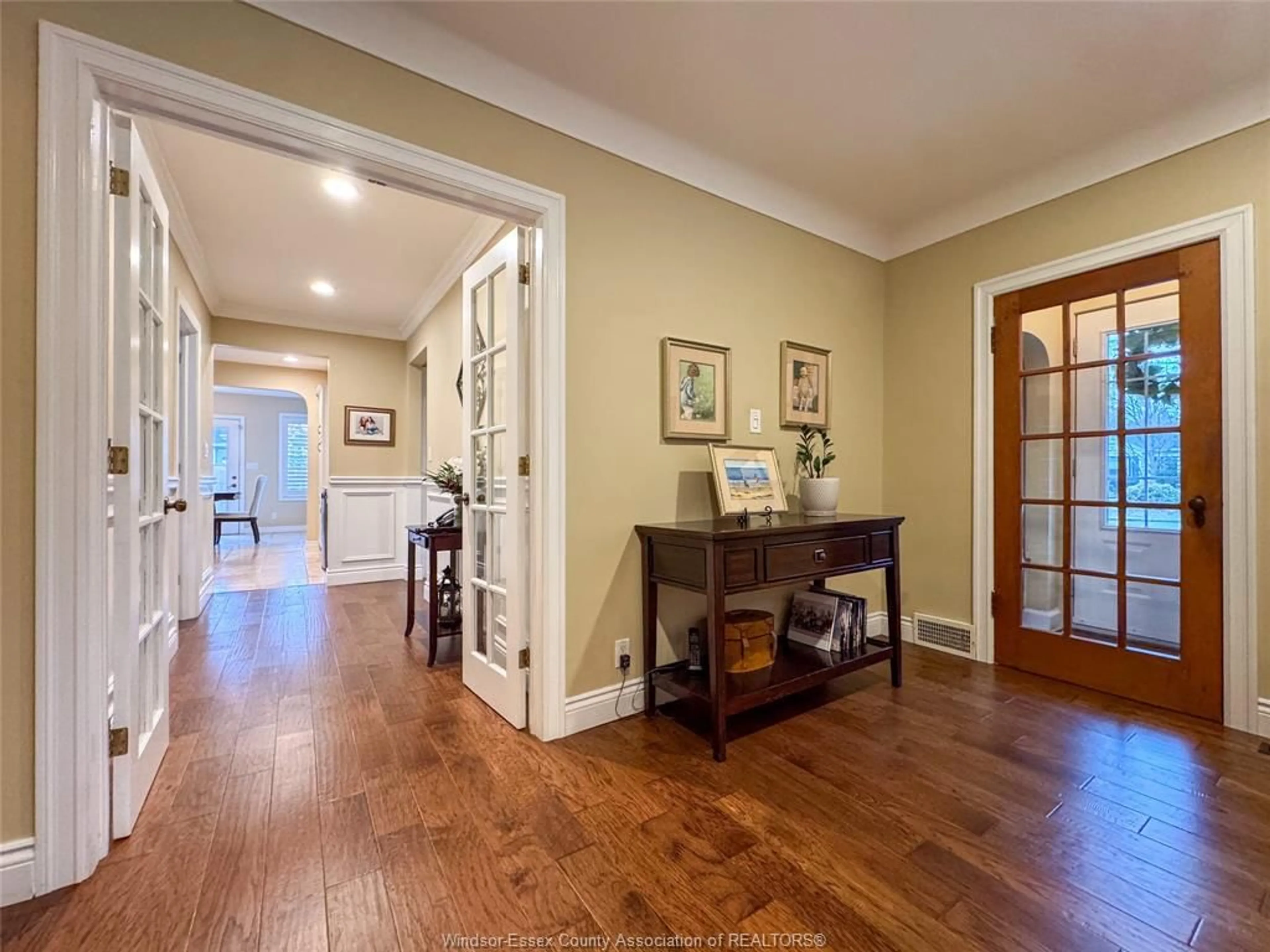 Indoor foyer for 665 SCOFIELD AVE, Windsor Ontario N9G 1L4